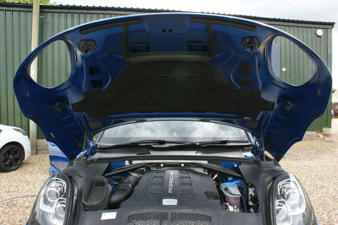 Porsche Macan view 28