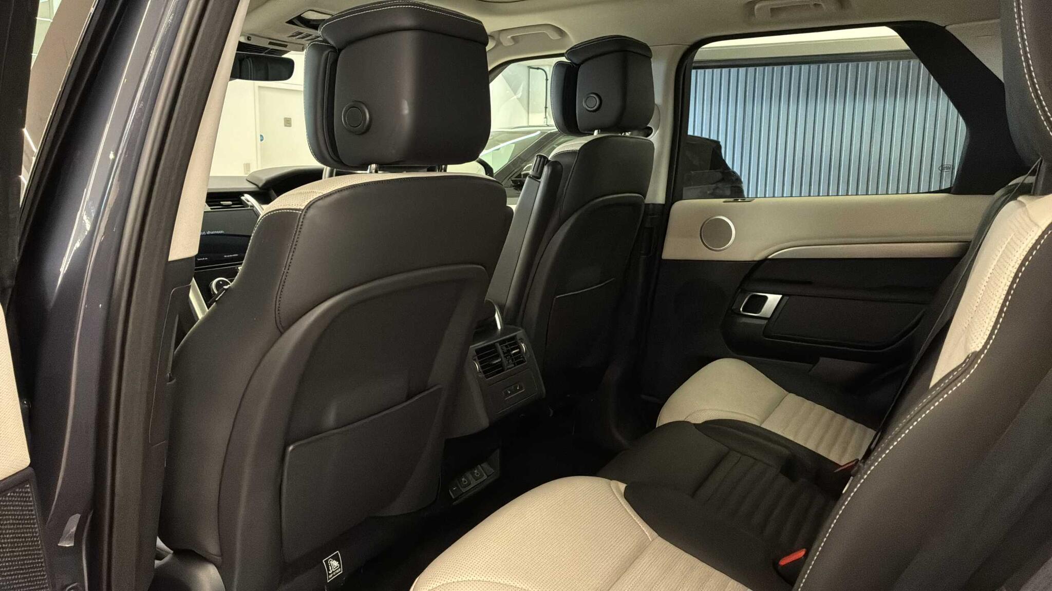 Land Rover Discovery view 4