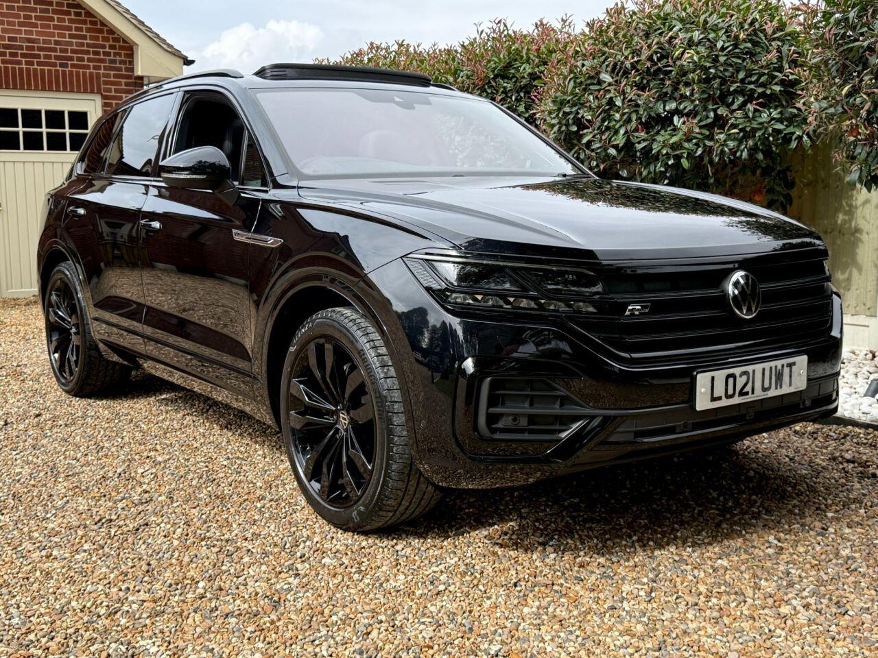 Volkswagen Touareg view 3