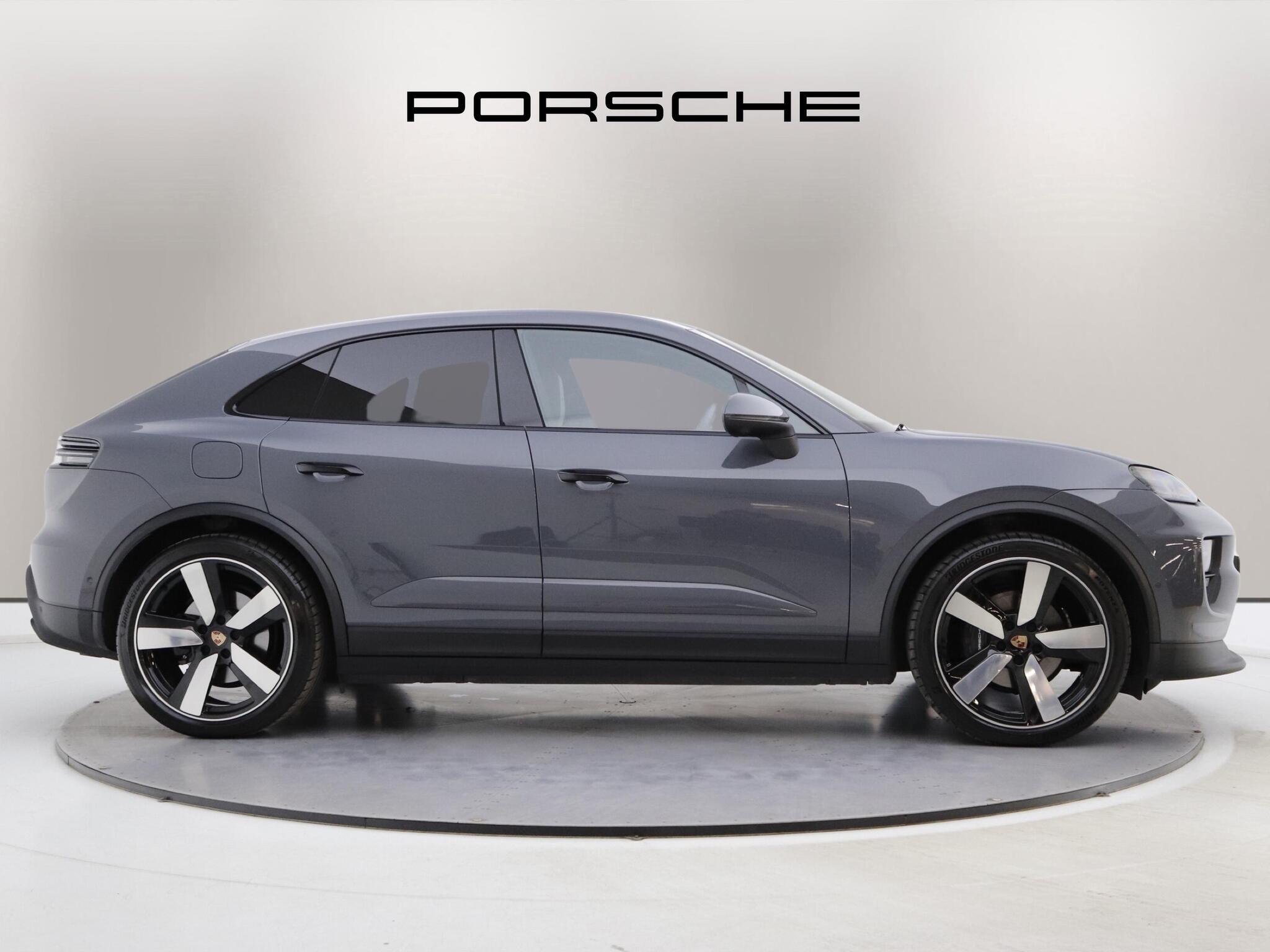 Porsche Macan view 3