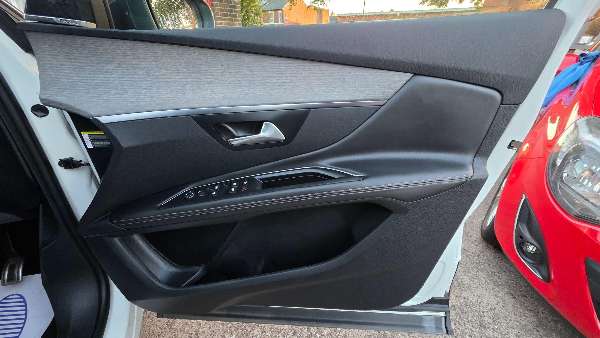 Peugeot 3008 view 45