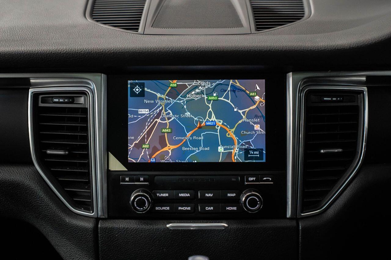 Porsche Macan view 31