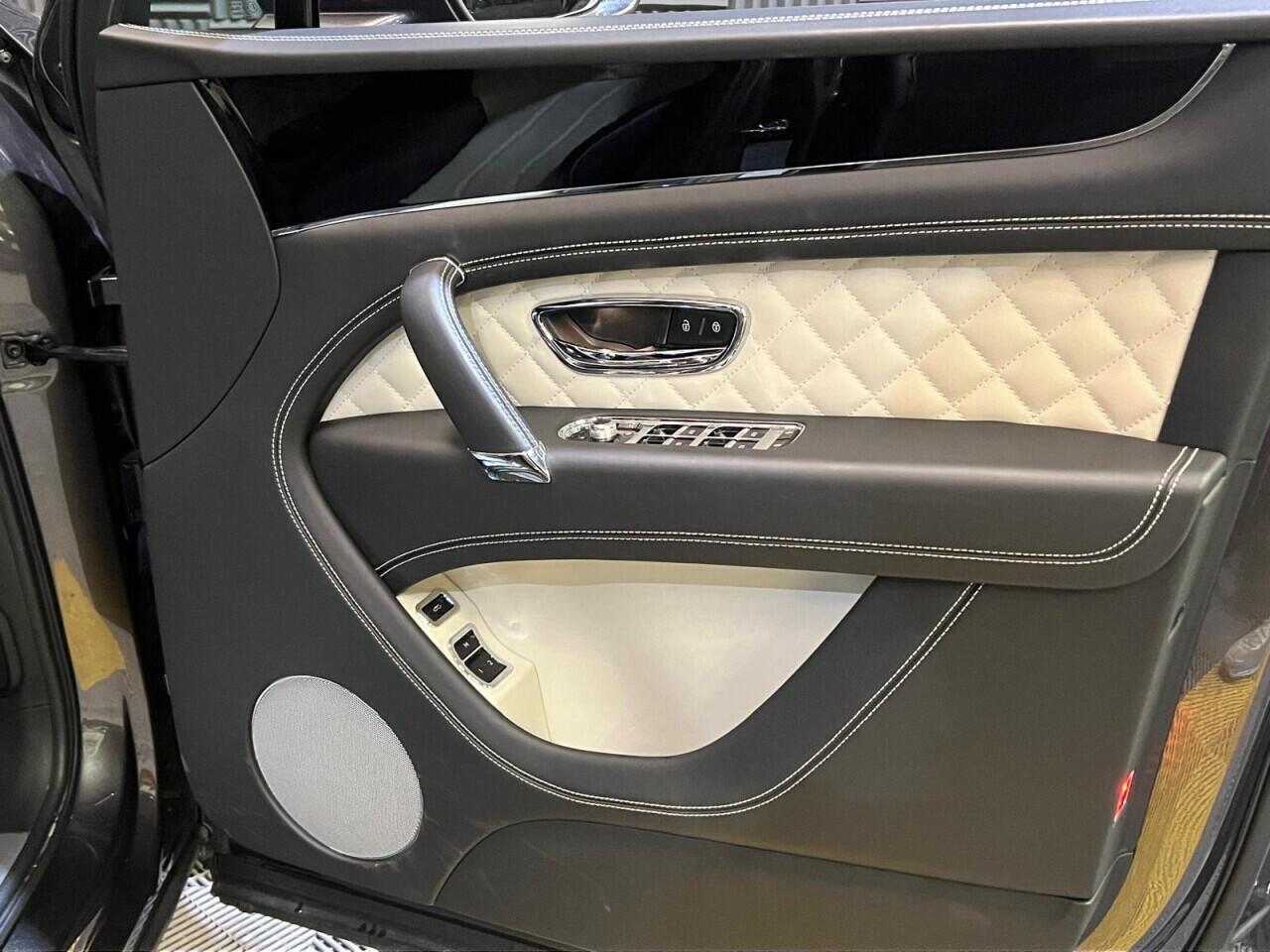 Bentley Bentayga view 7