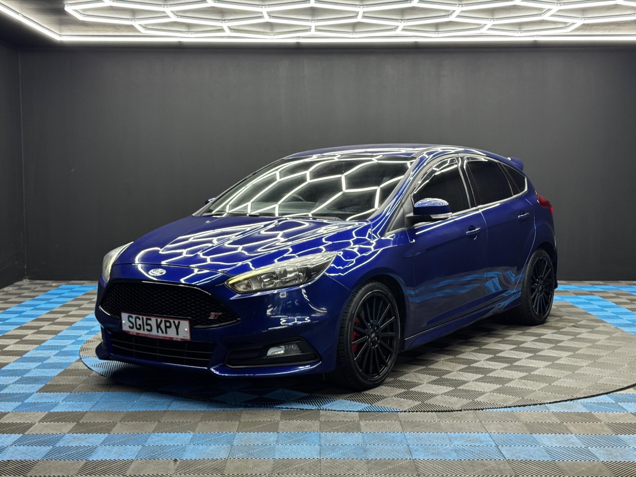 Ford Focus view 3