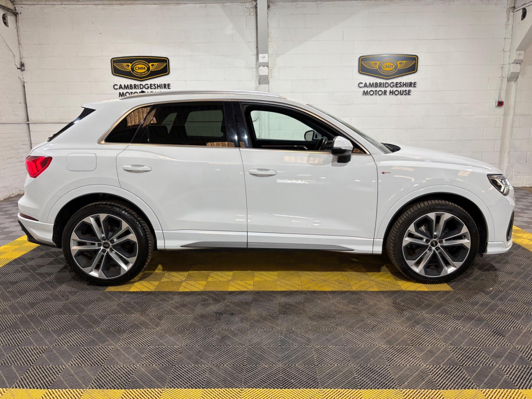 Audi Q3 view 14