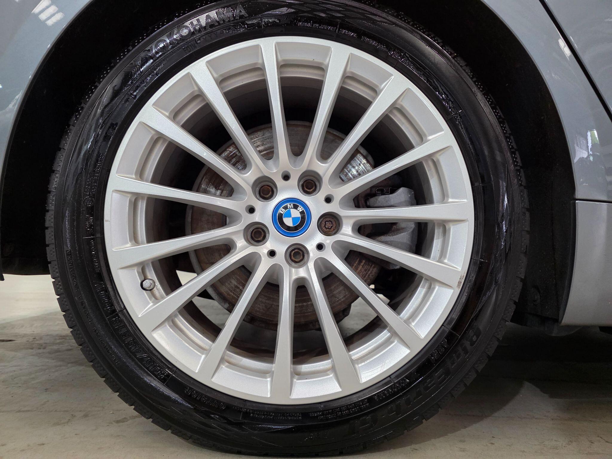BMW 5 Series view 32