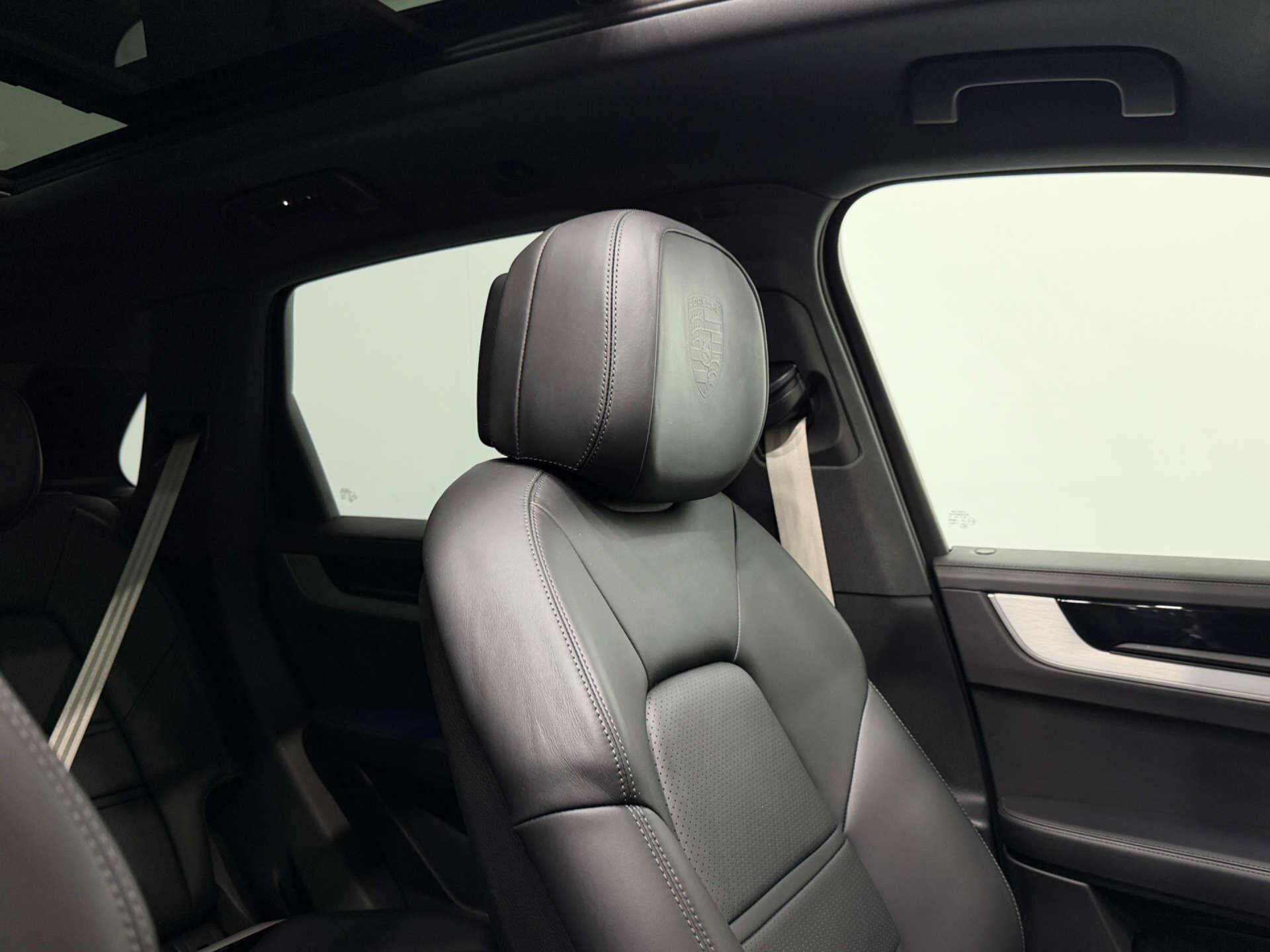 Porsche Cayenne view 35