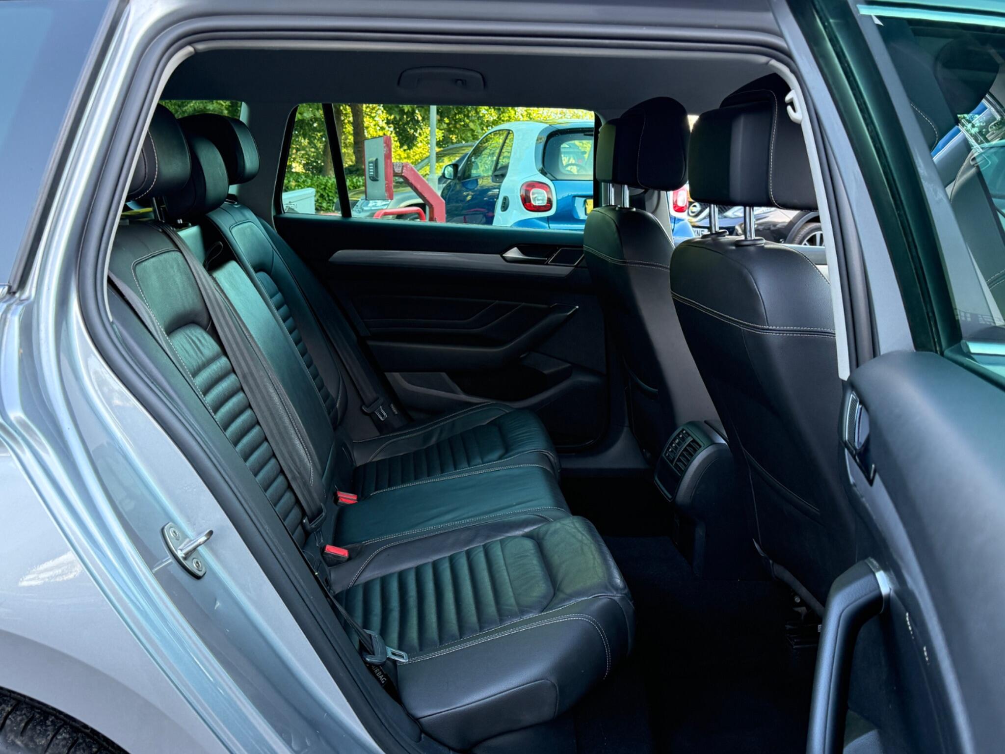 Volkswagen Passat - Image 39