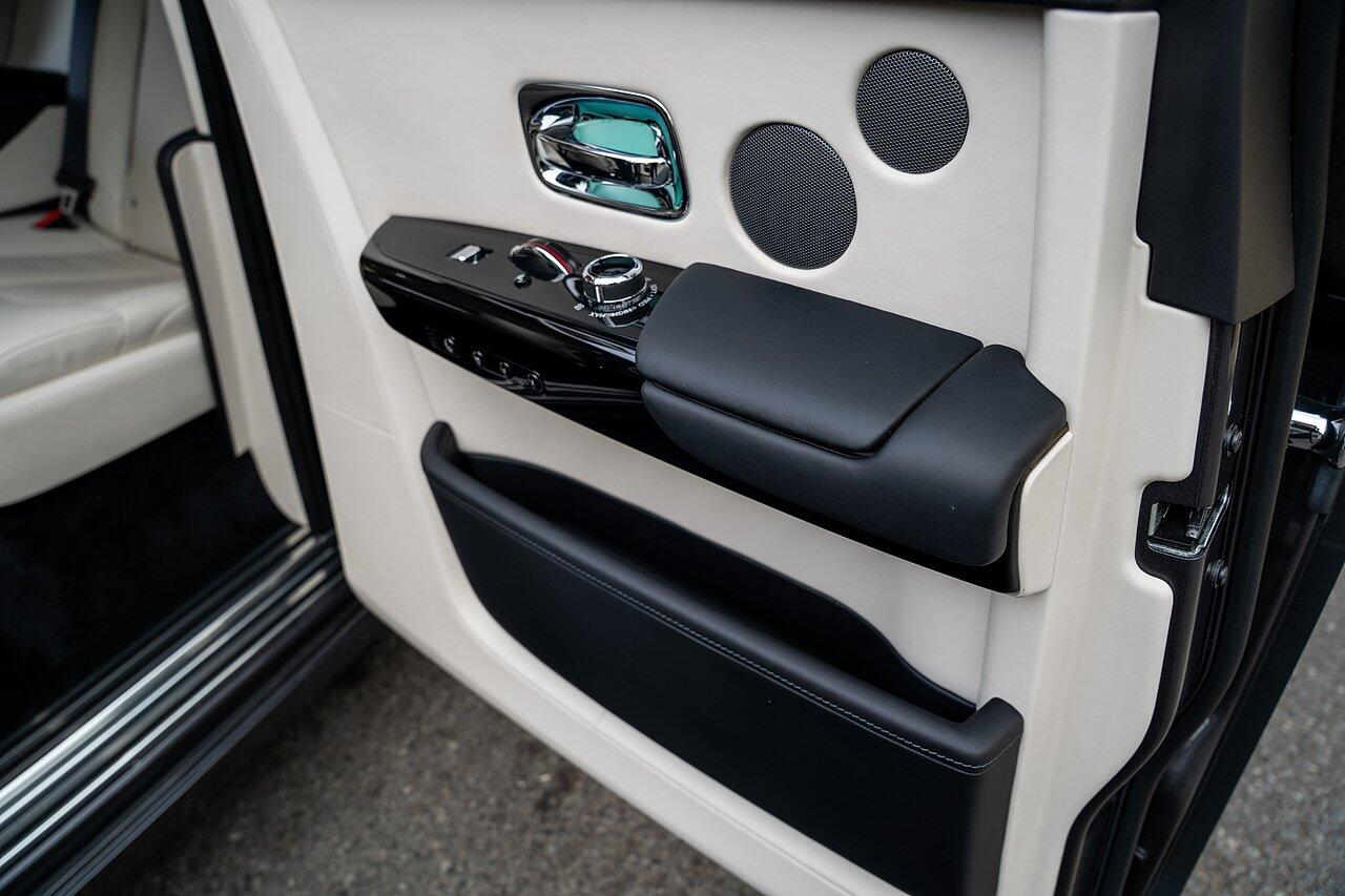 Rolls-Royce Phantom view 73