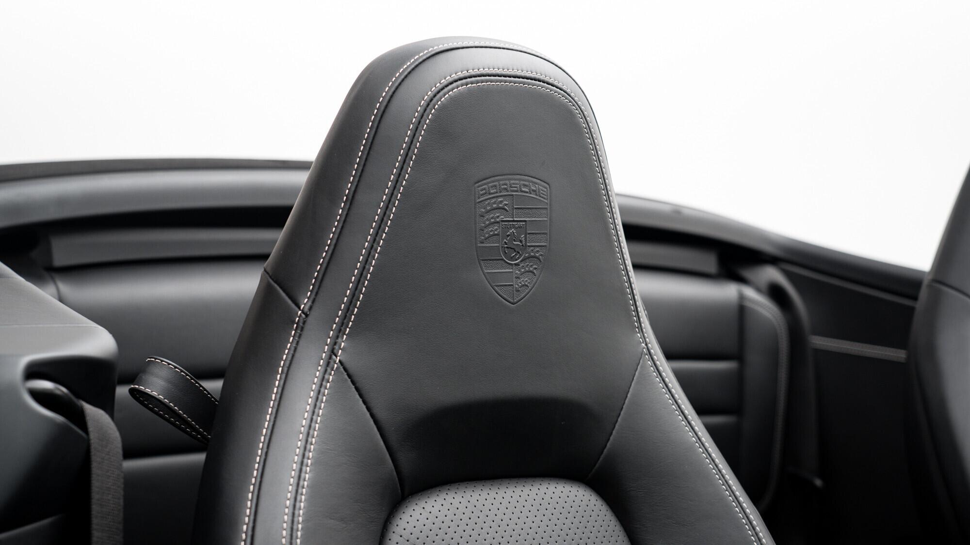 Porsche 911 view 33