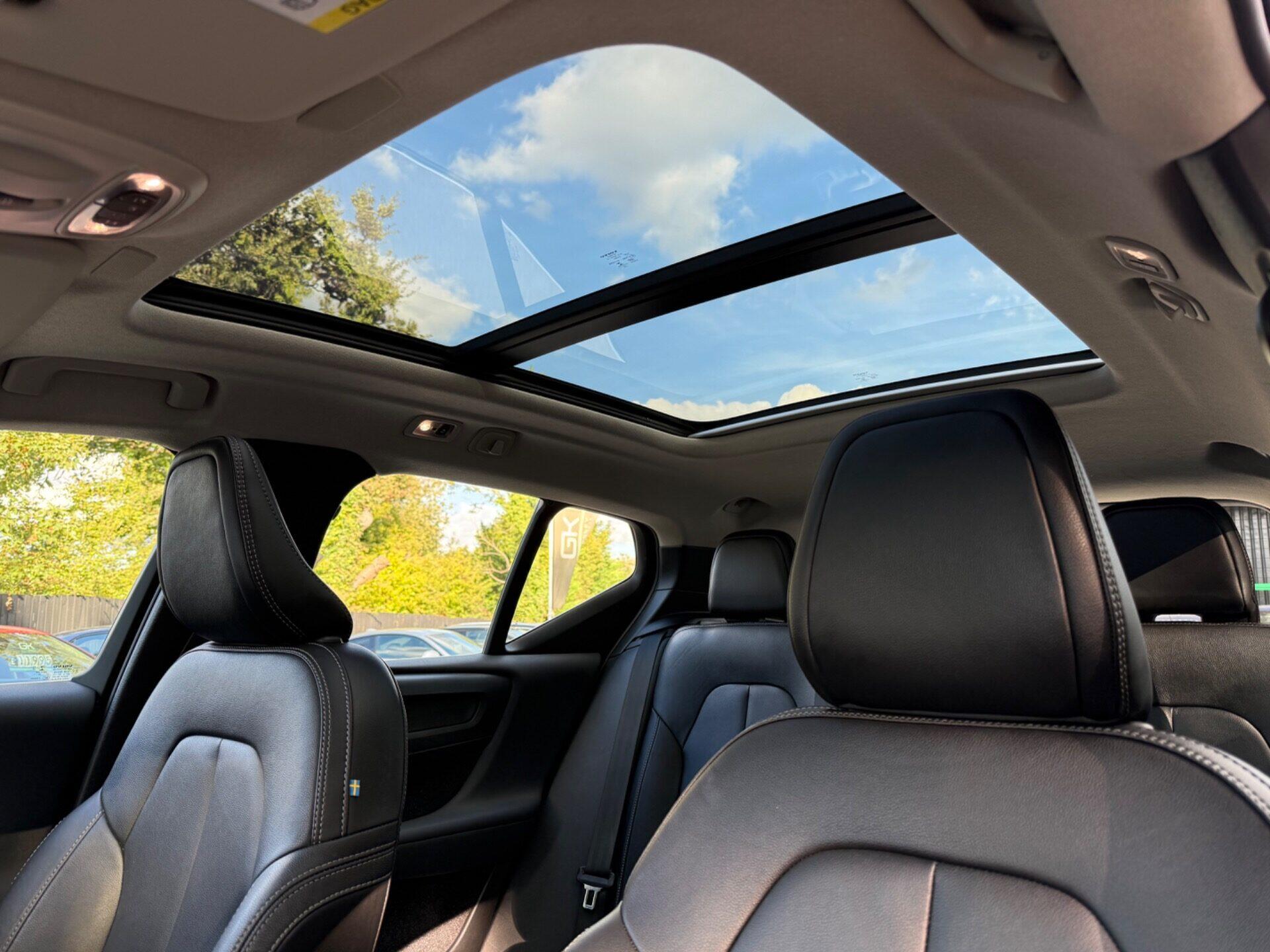 Volvo XC40 view 3