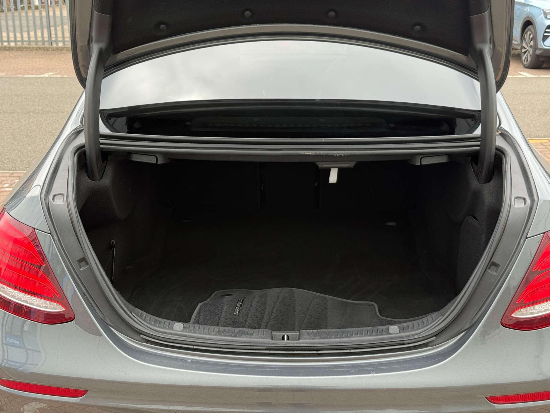 Mercedes-Benz E Class view 33