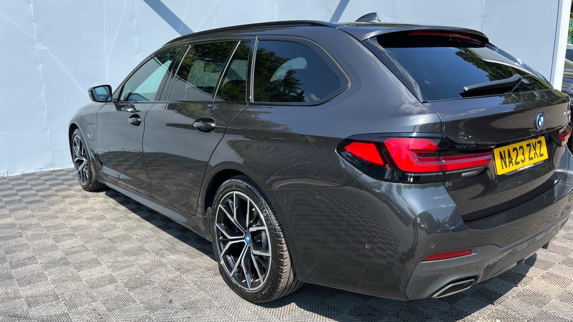 BMW 5 Series view 28