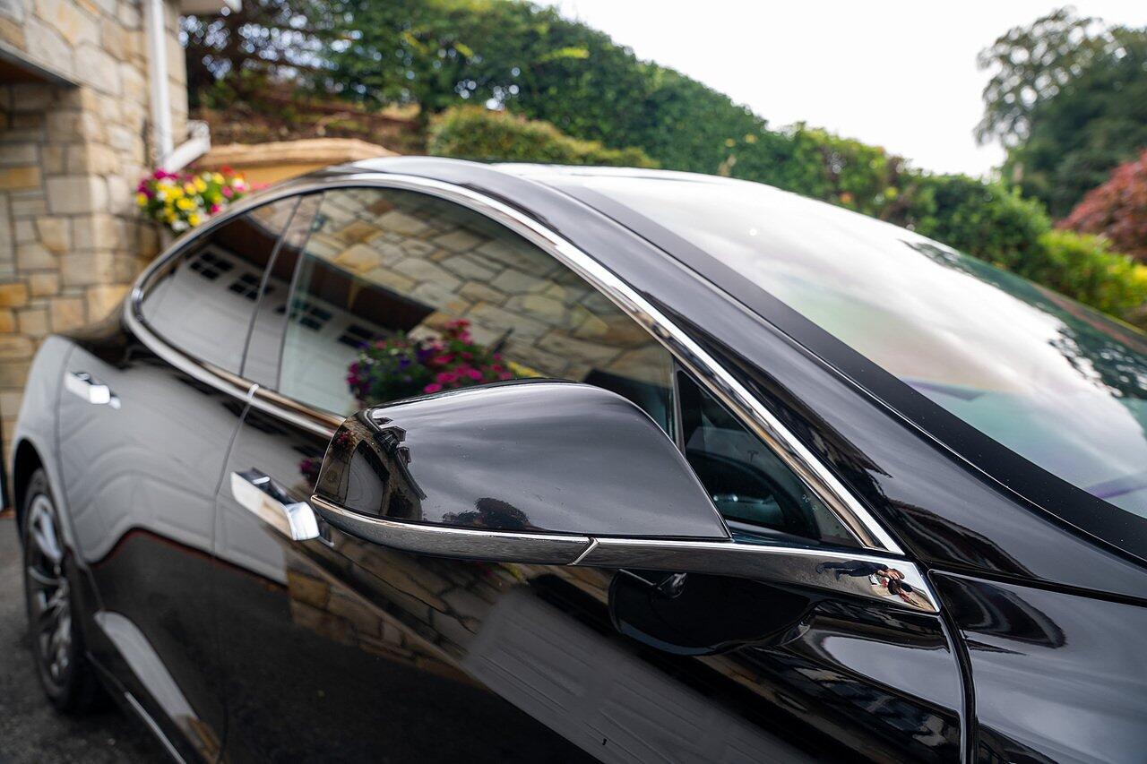 Tesla Model S view 25