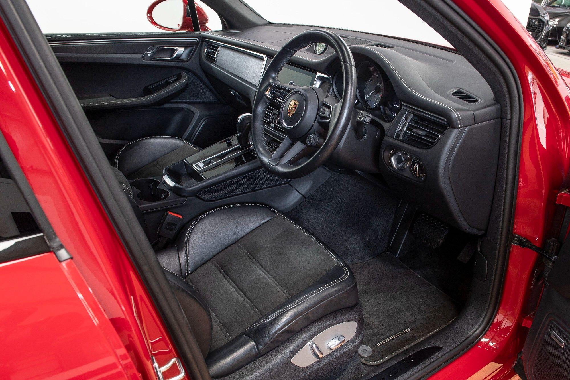 Porsche Macan view 11