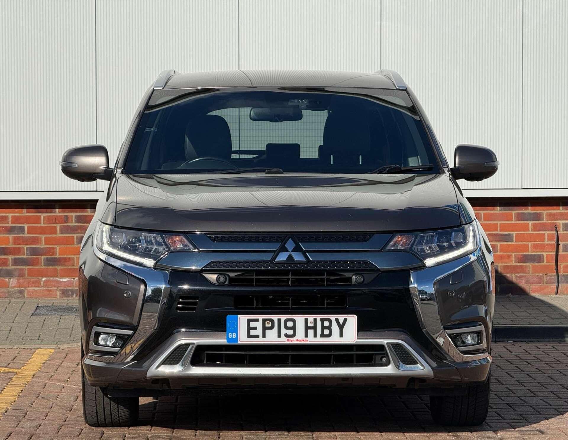 Mitsubishi Outlander view 2
