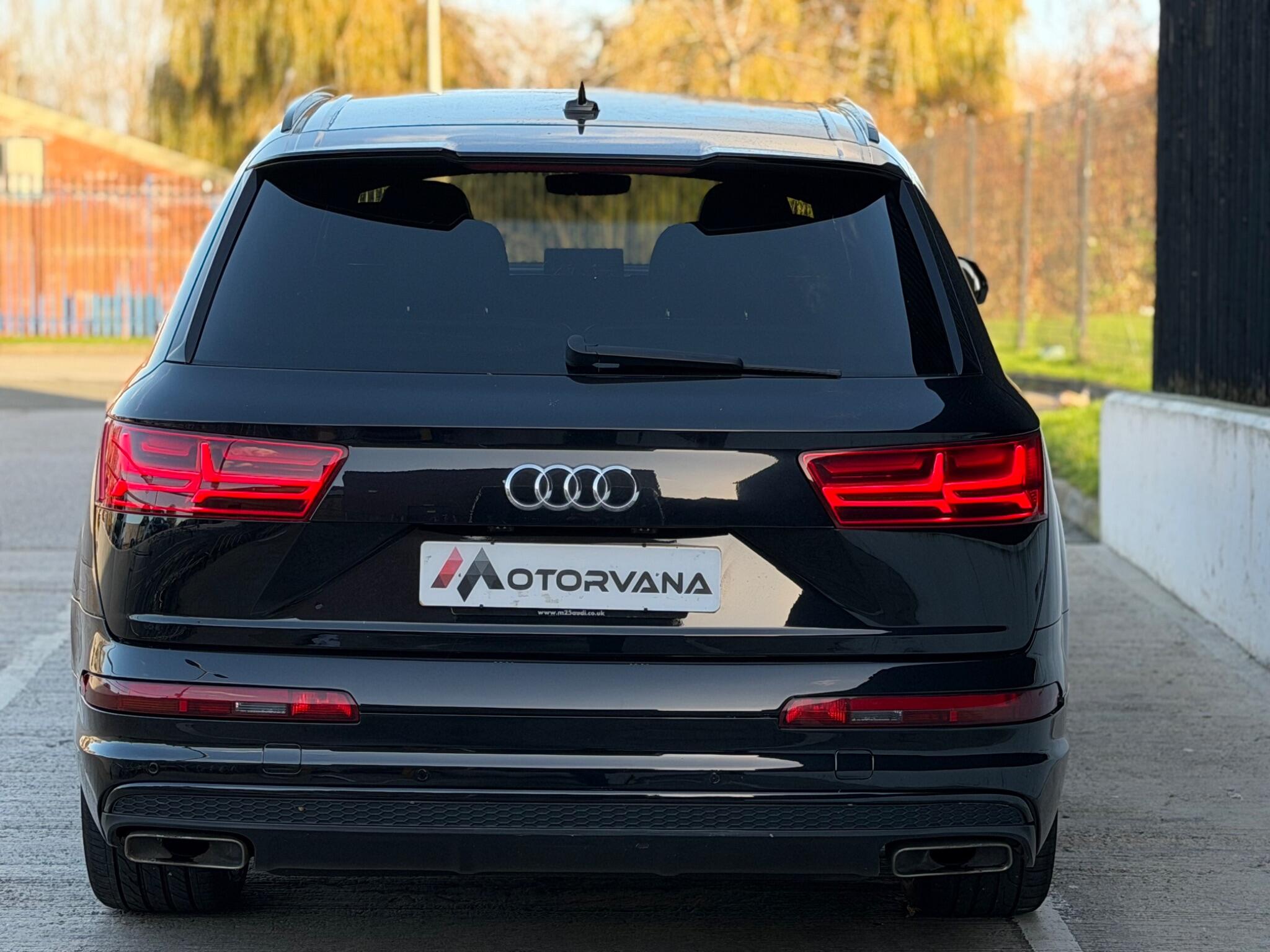 Audi Q7 view 10