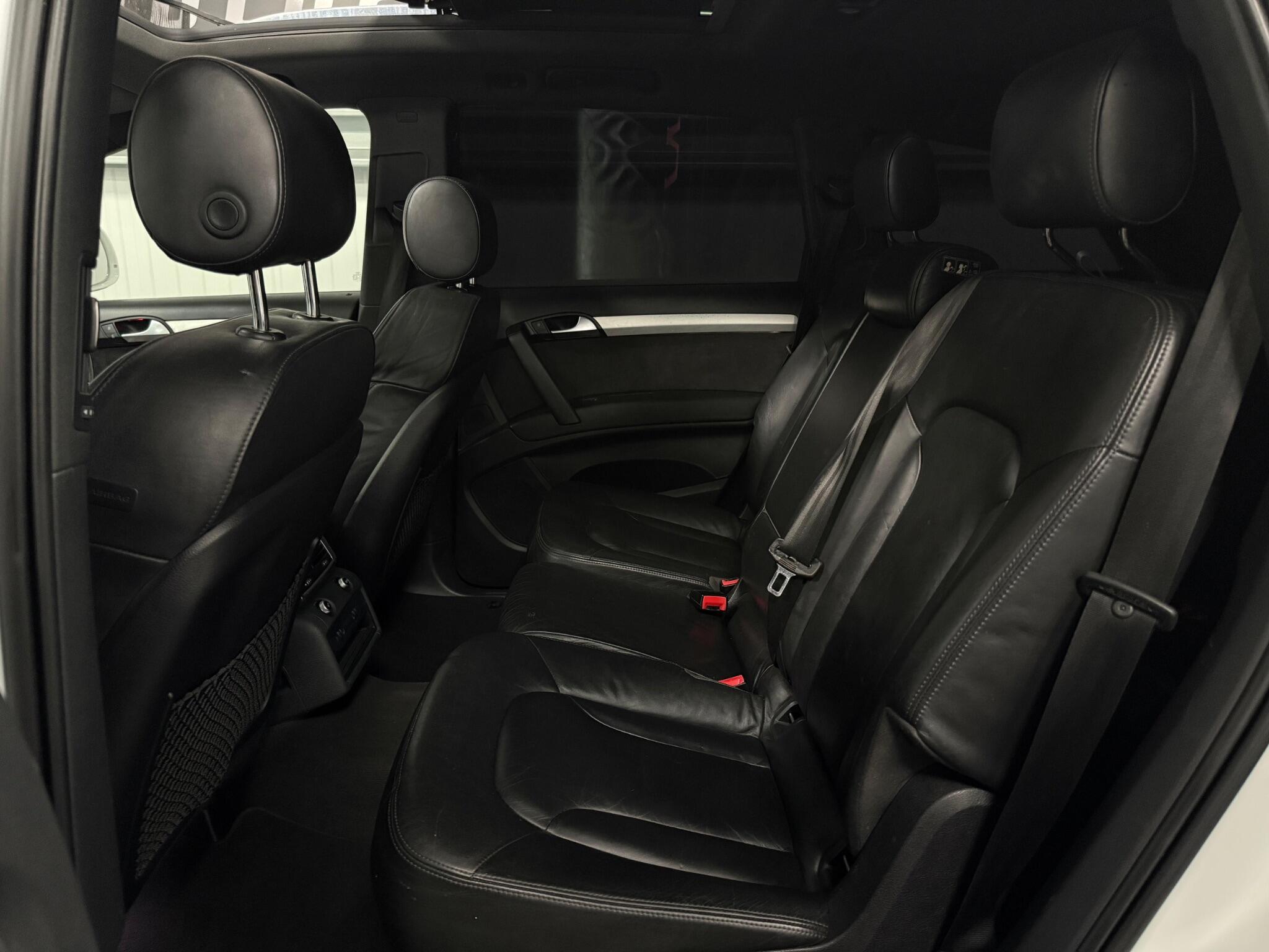 Audi Q7 view 24