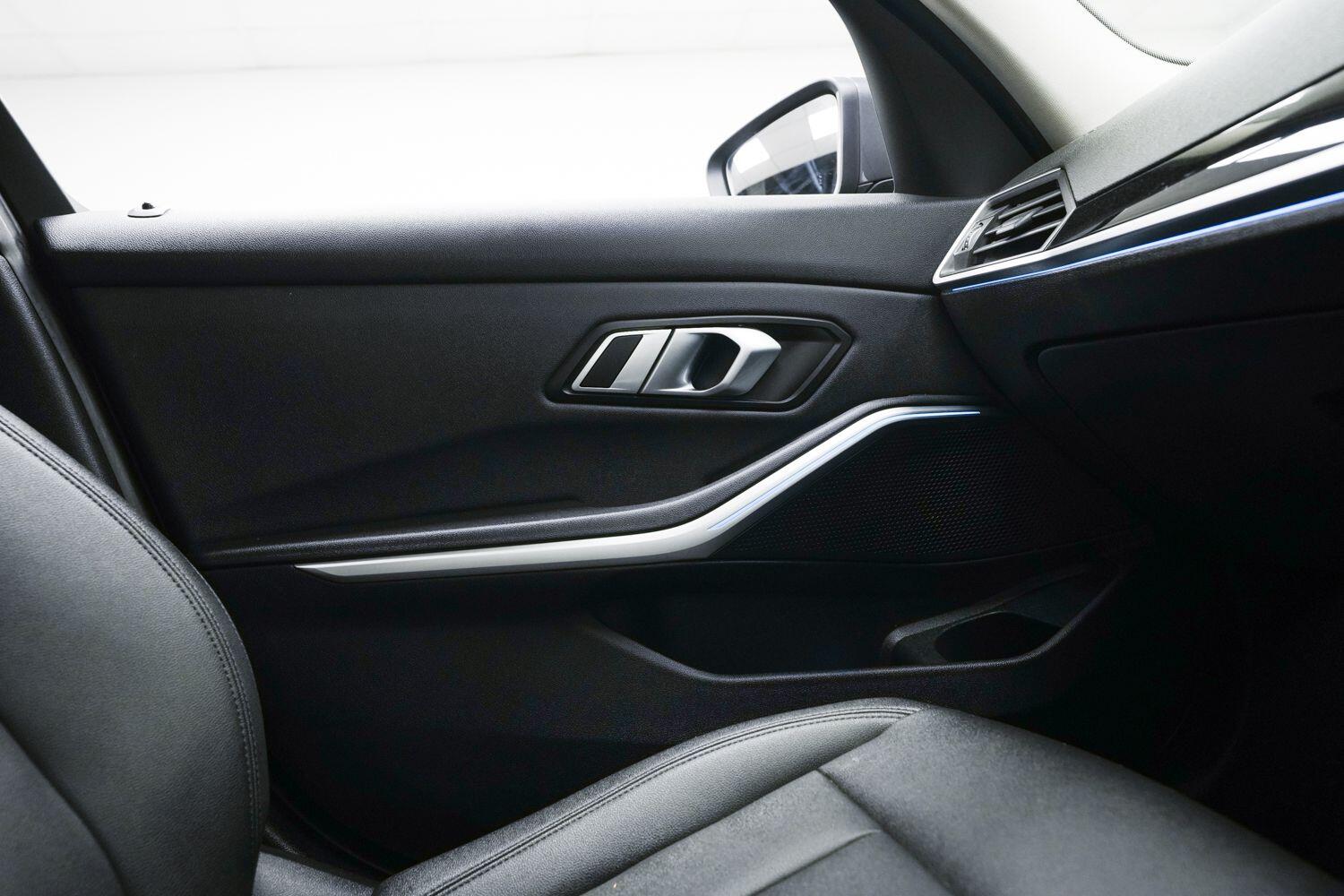BMW 3 Series view 17
