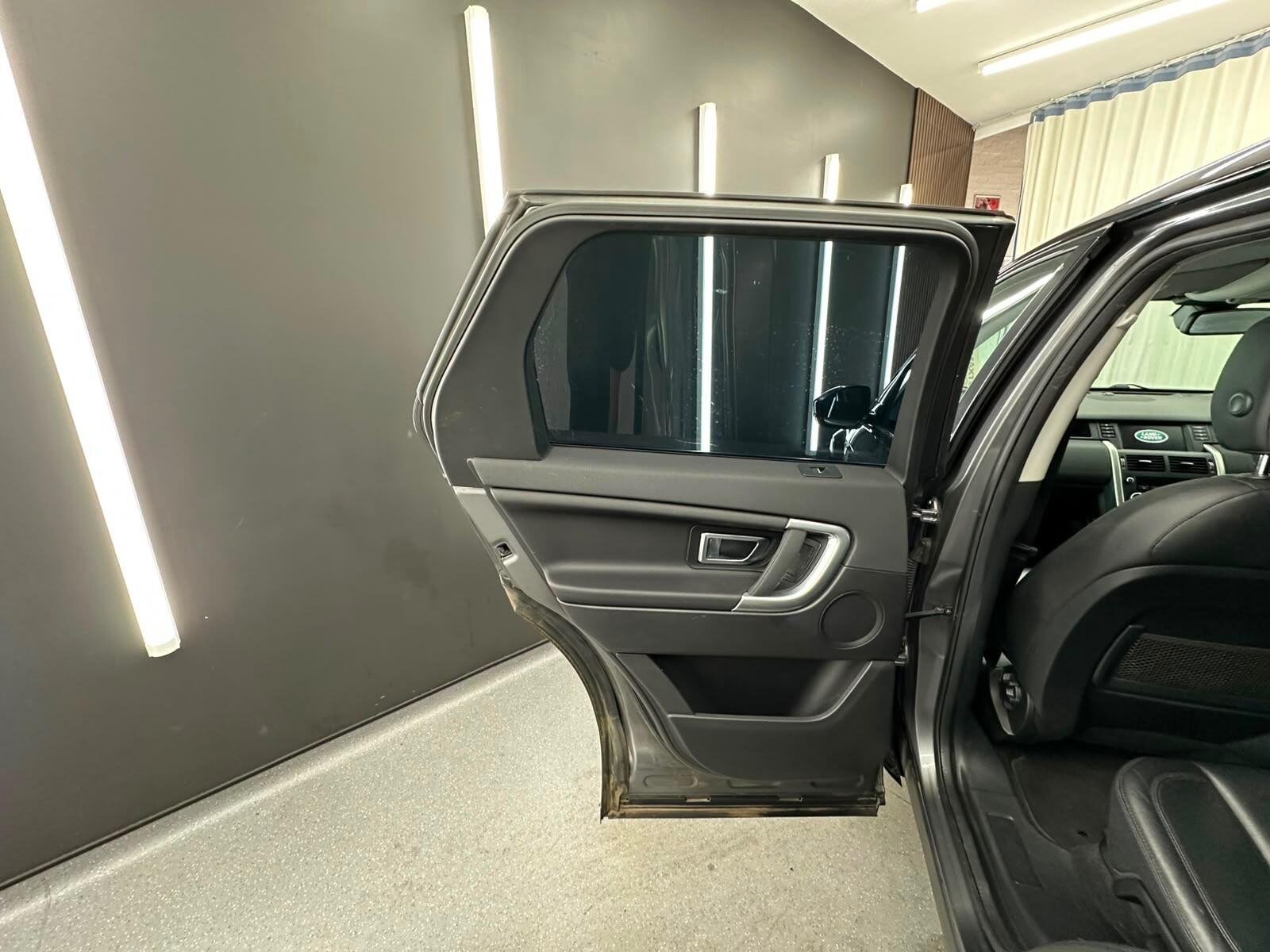 Land Rover Discovery Sport view 19