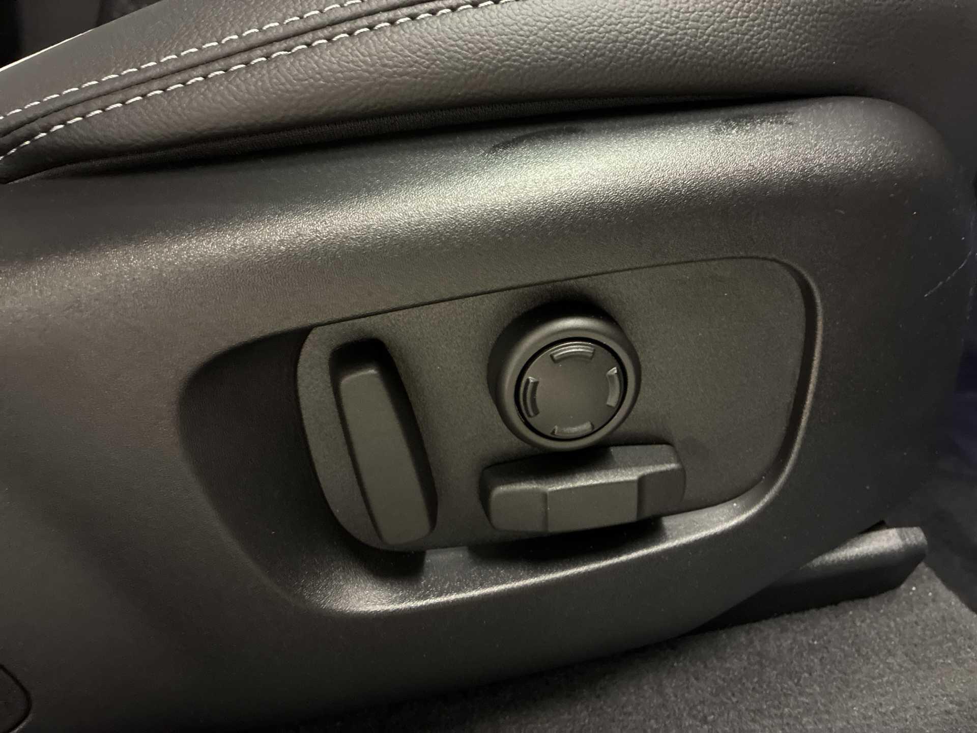 Land Rover Range Rover Velar view 35