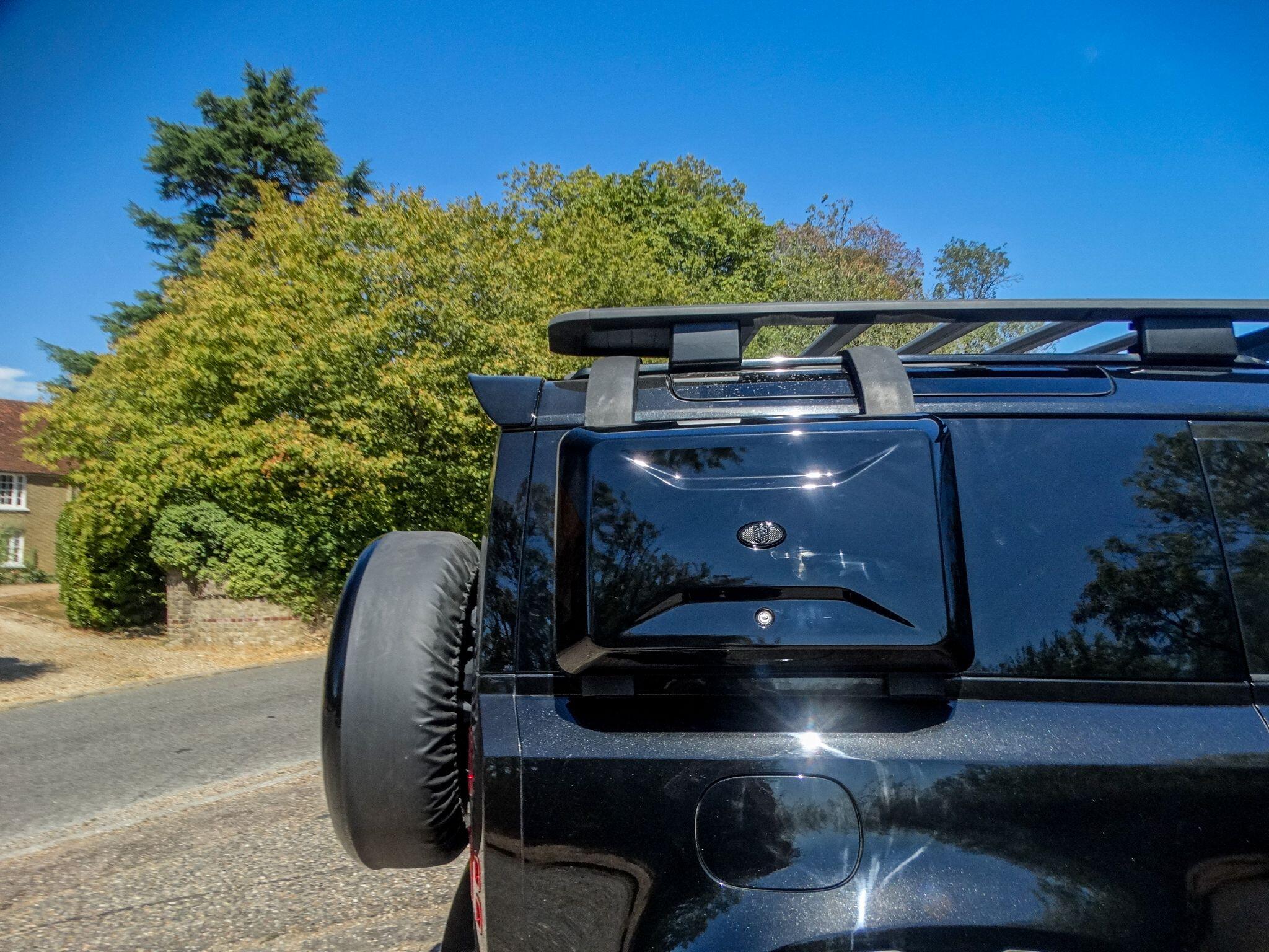 Land Rover Defender 90 view 16