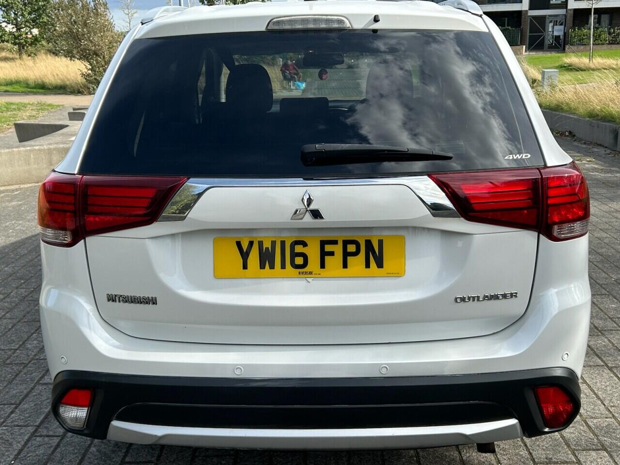Mitsubishi Outlander view 12