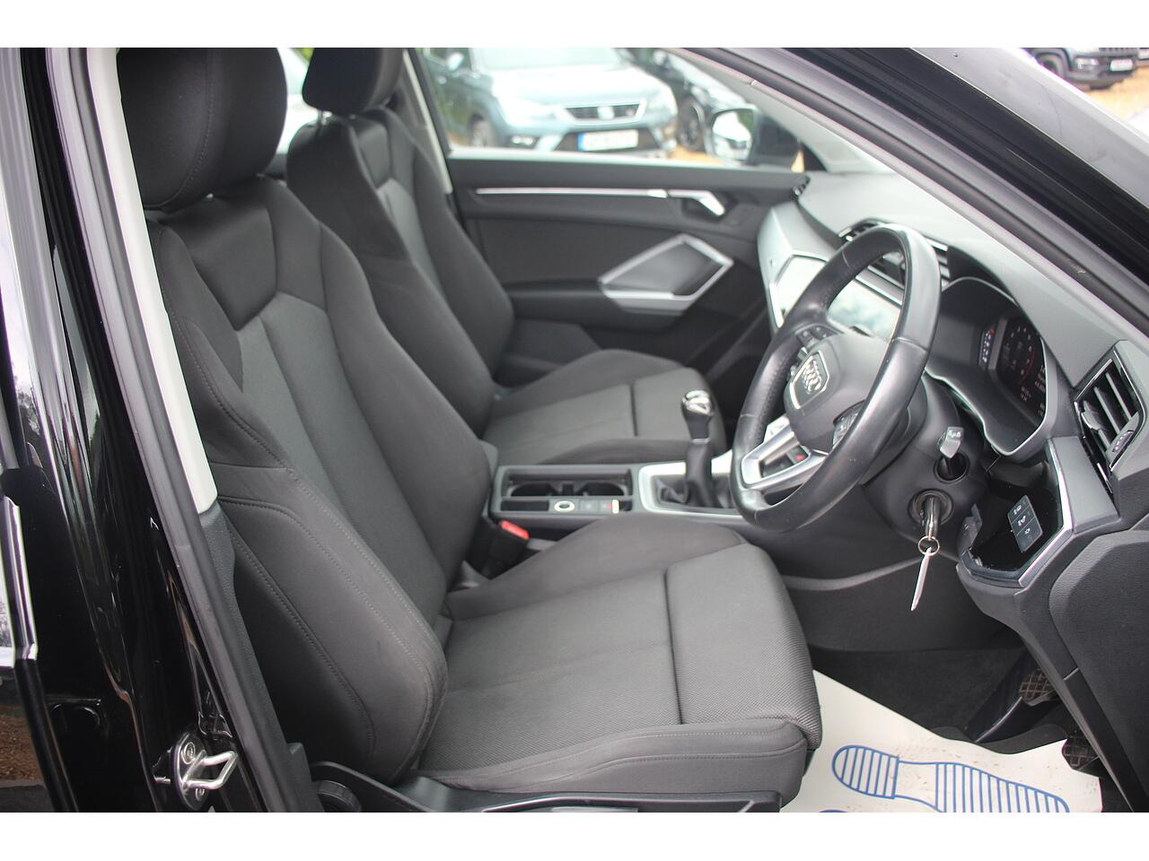 Audi Q3 view 15