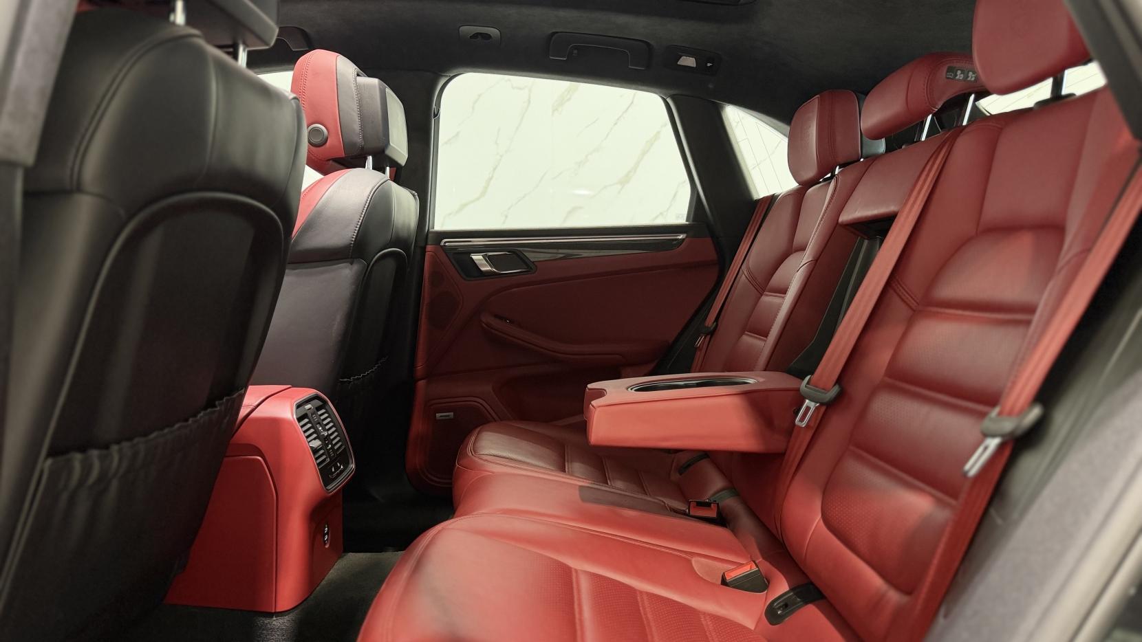 Porsche Macan view 7