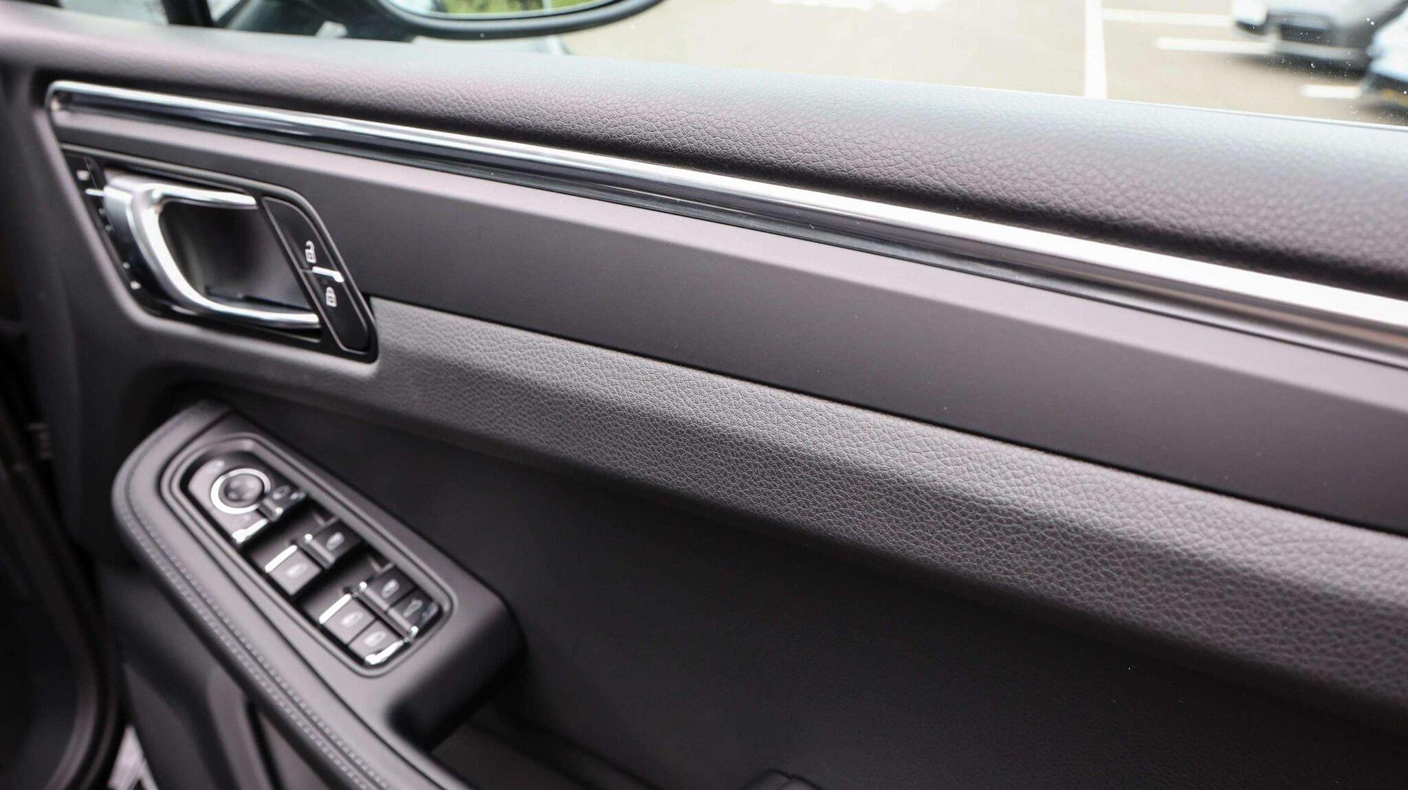 Porsche Macan view 26