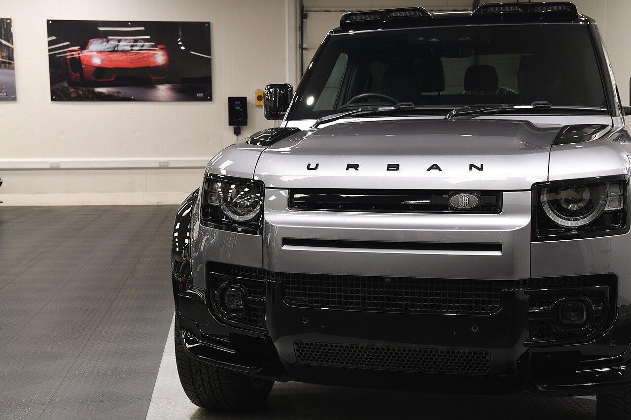 Land Rover Defender view 32