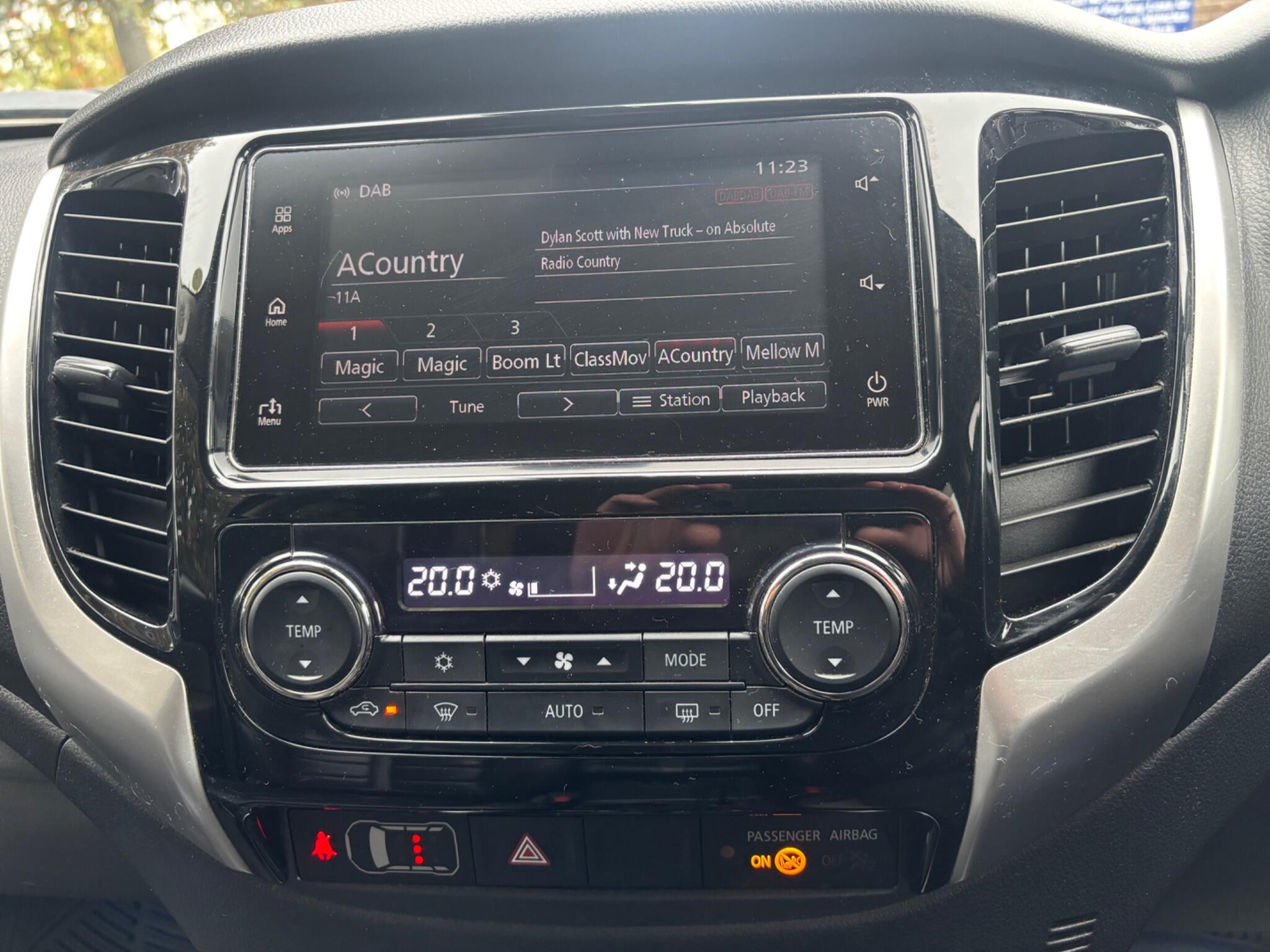 Mitsubishi L200 view 11