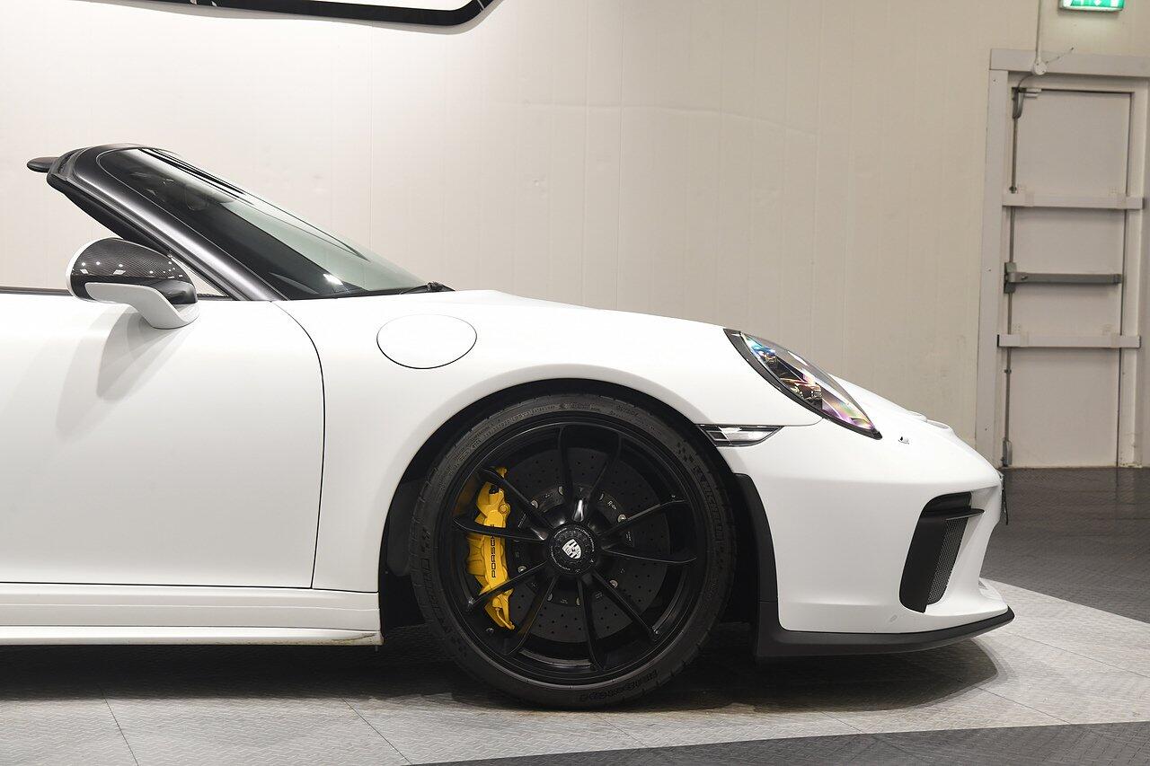 Porsche 911 view 37