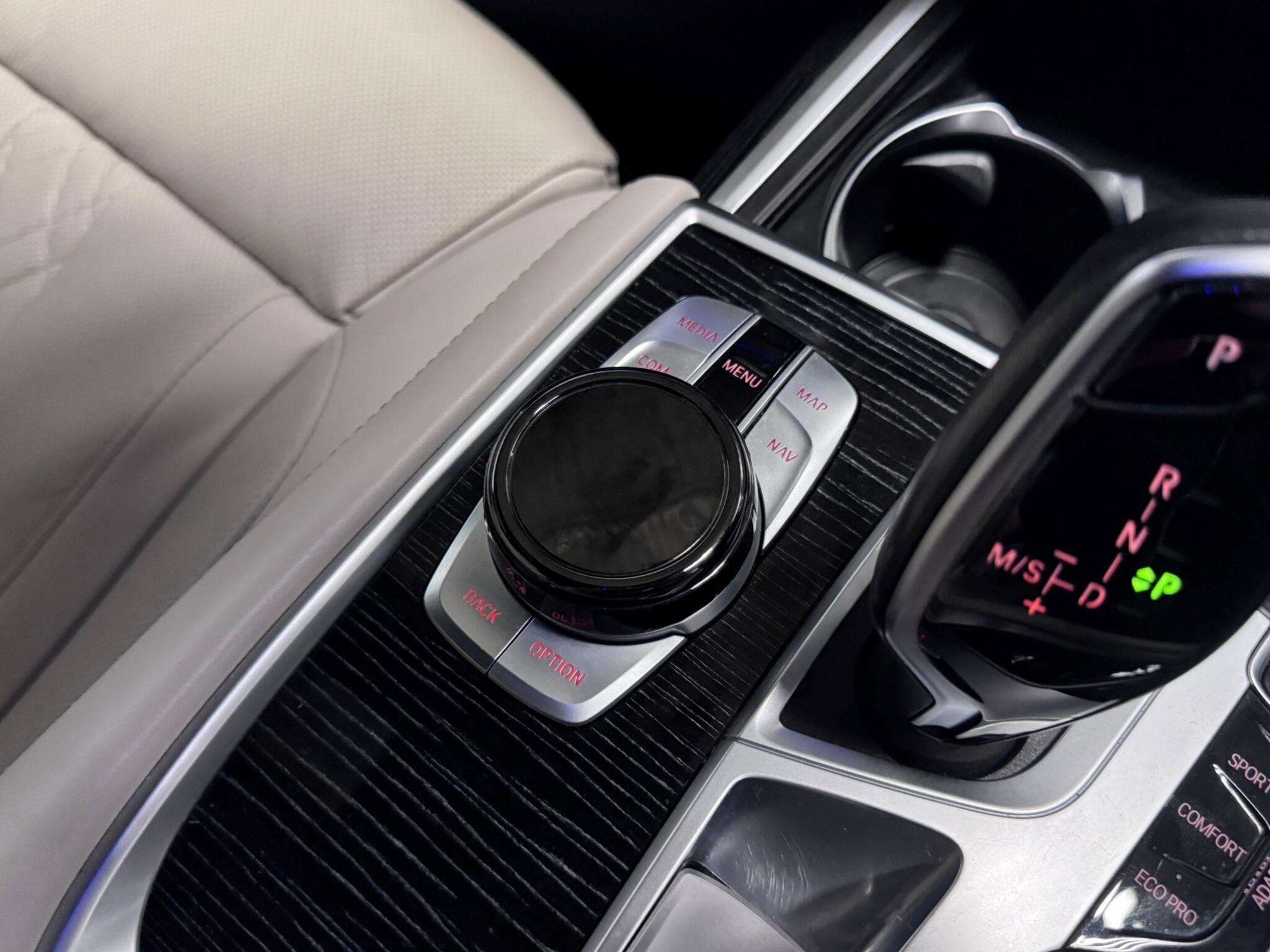 BMW 7 Series view 37