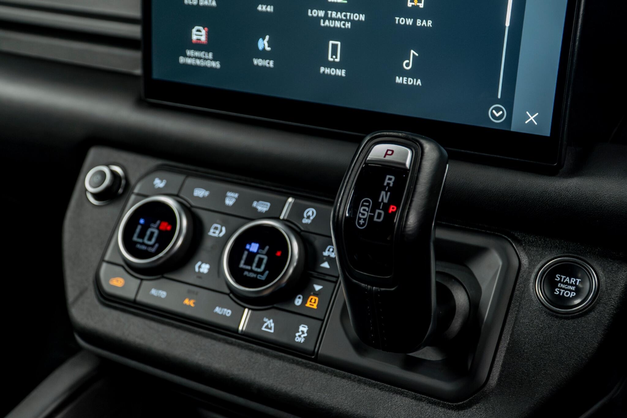 Land Rover Defender 110 view 41