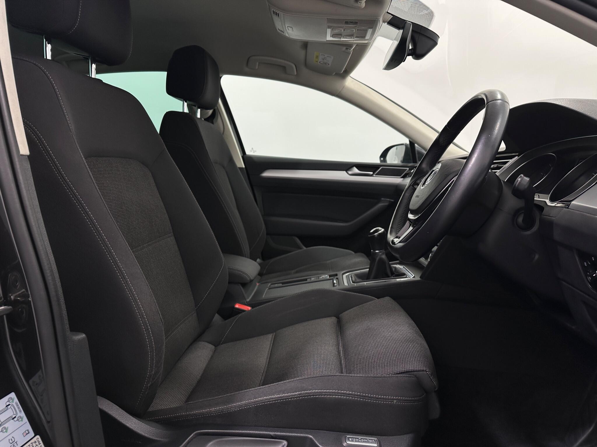Volkswagen Passat view 32