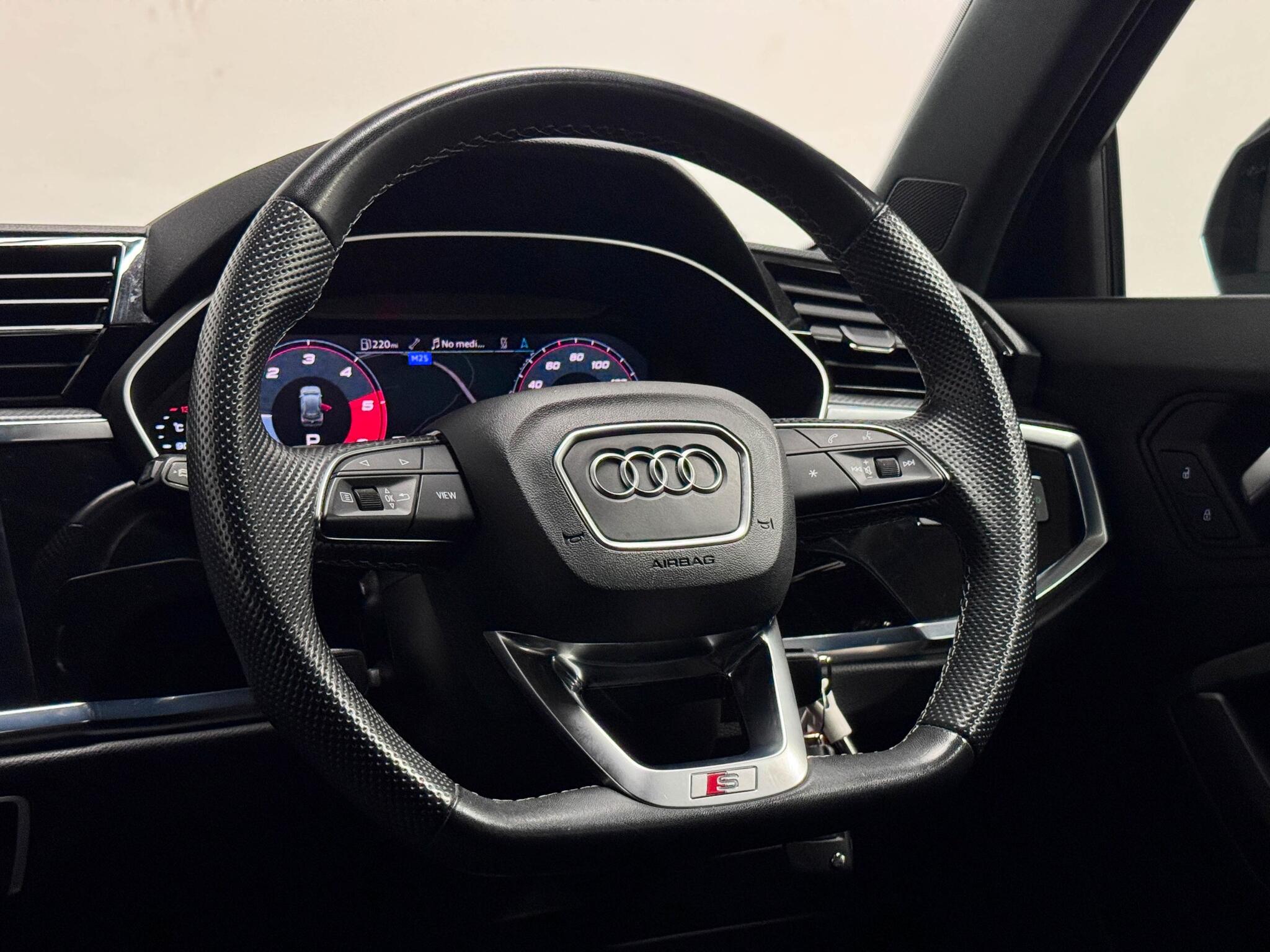 Audi Q3 view 28