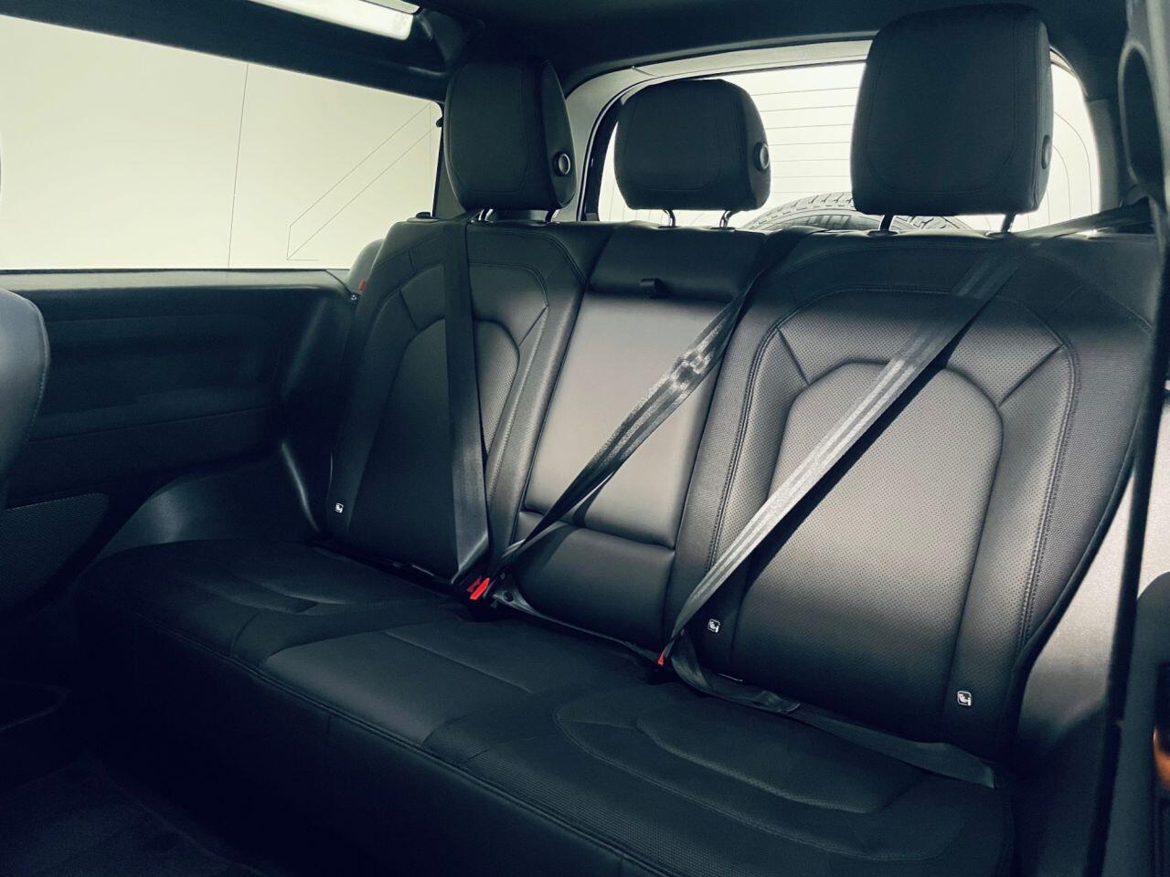 Land Rover Defender 90 view 43