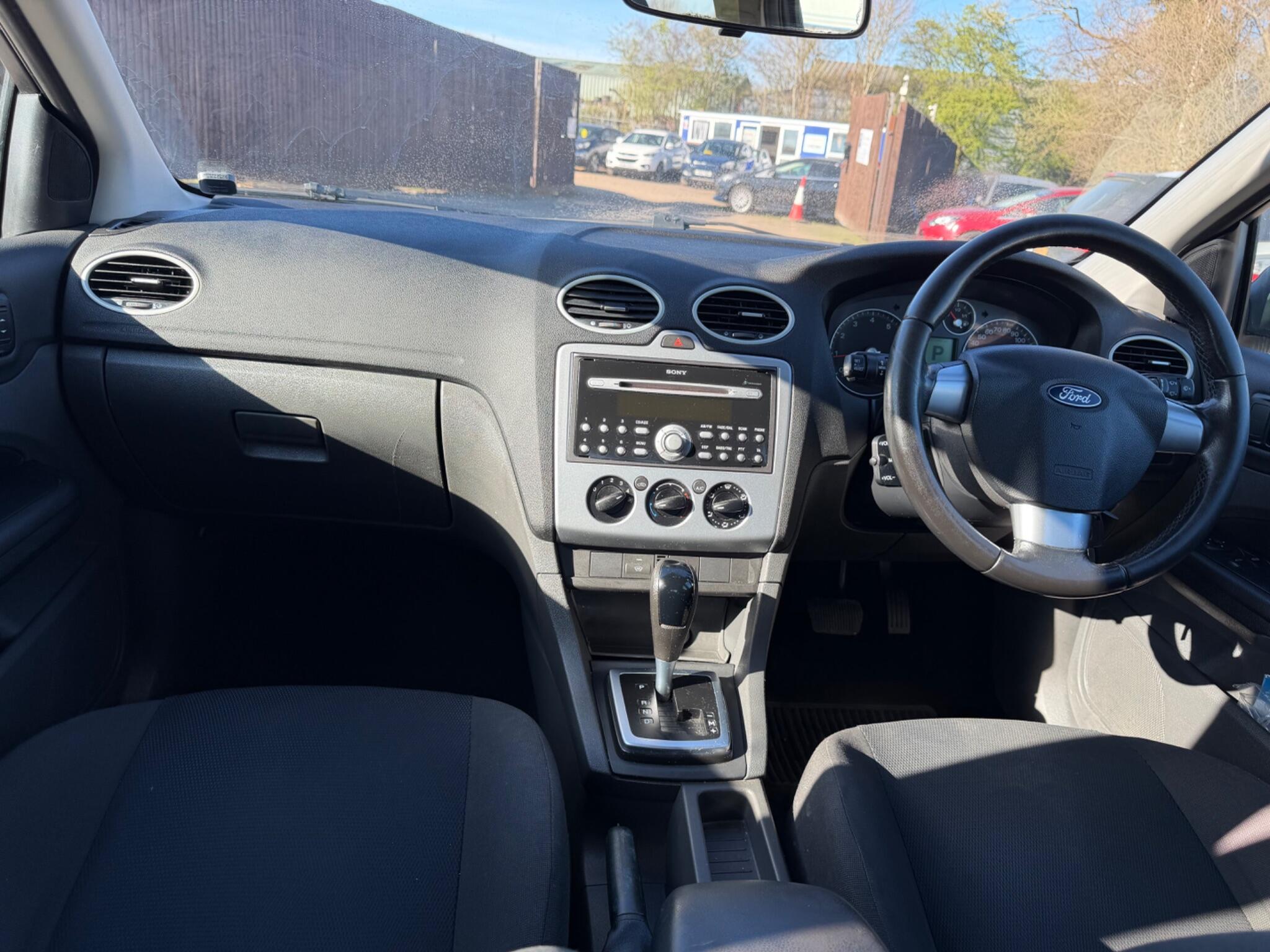 2006 Ford Focus 1.6 Zetec Climate 5dr image 19