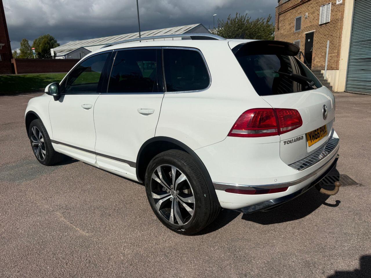 Volkswagen Touareg view 24