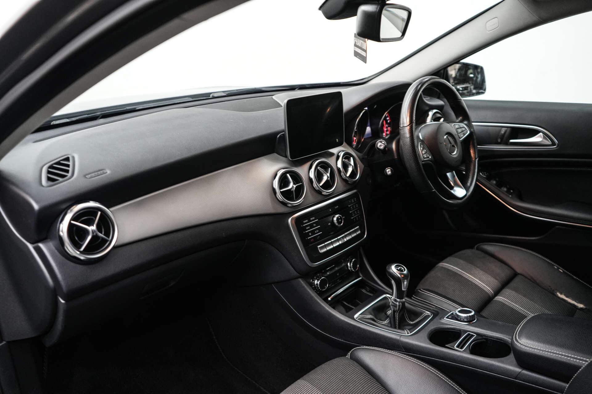 Mercedes-Benz Gla view 15