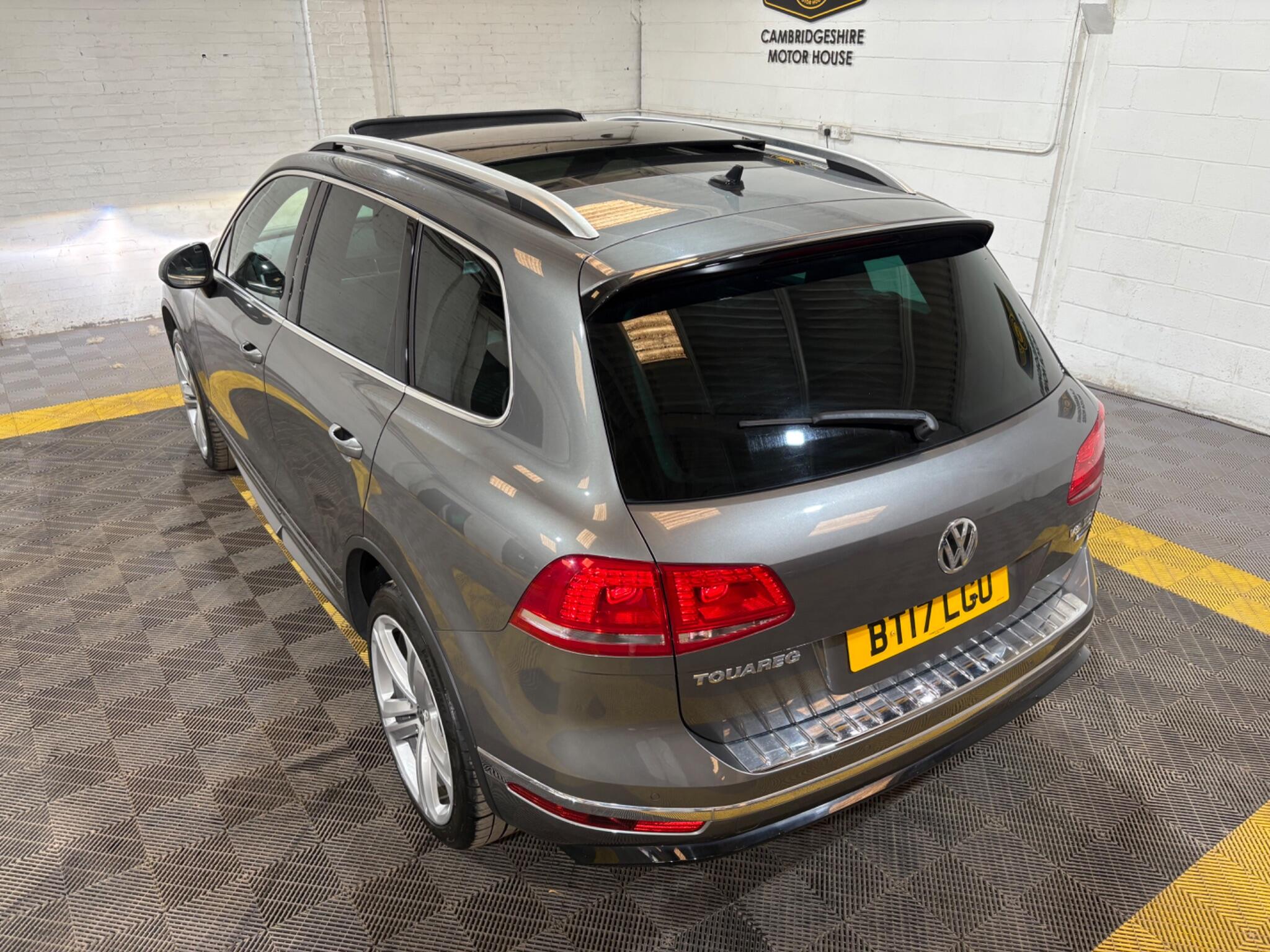 Volkswagen Touareg view 12