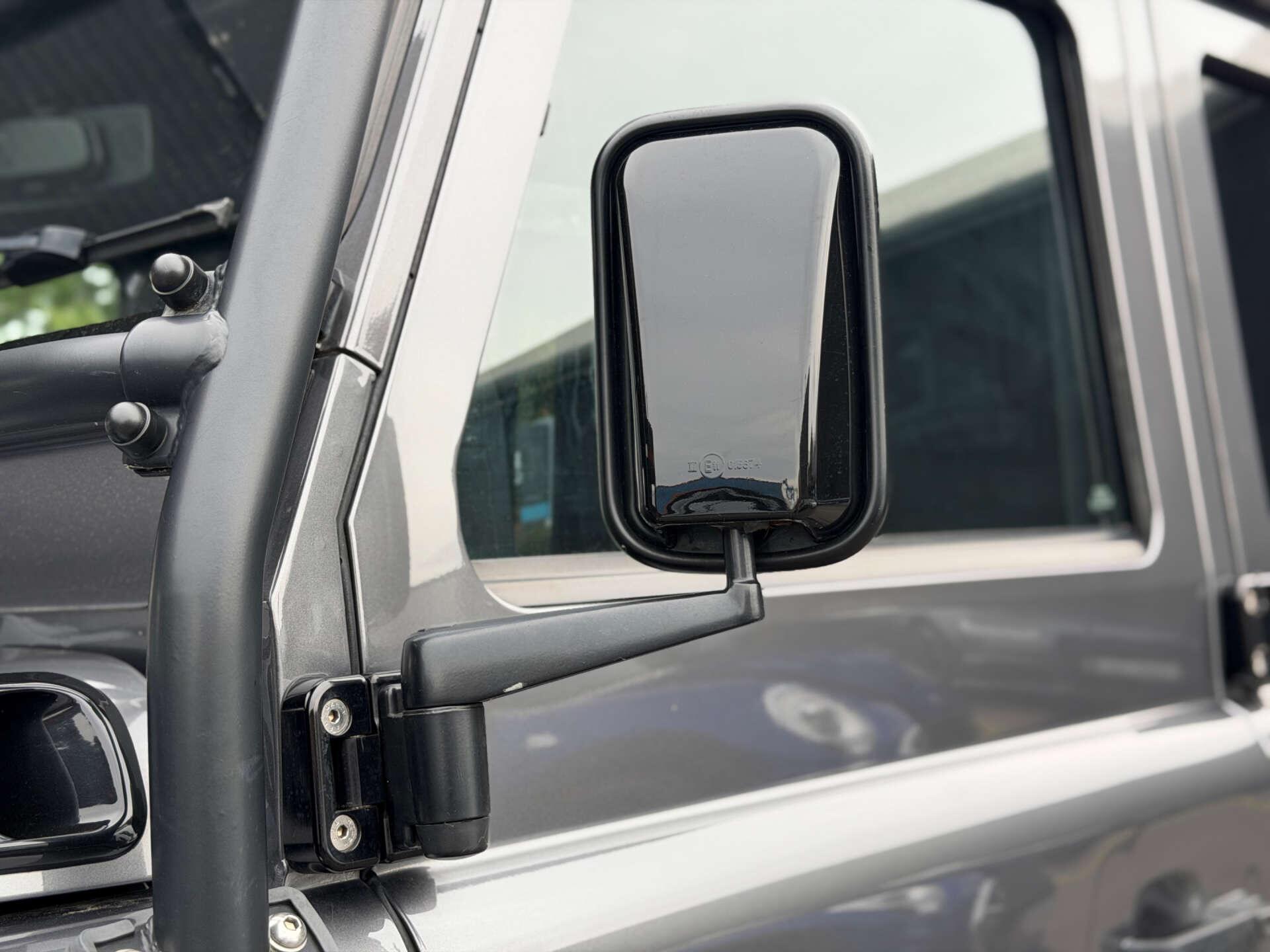 Land Rover Defender 110 view 21