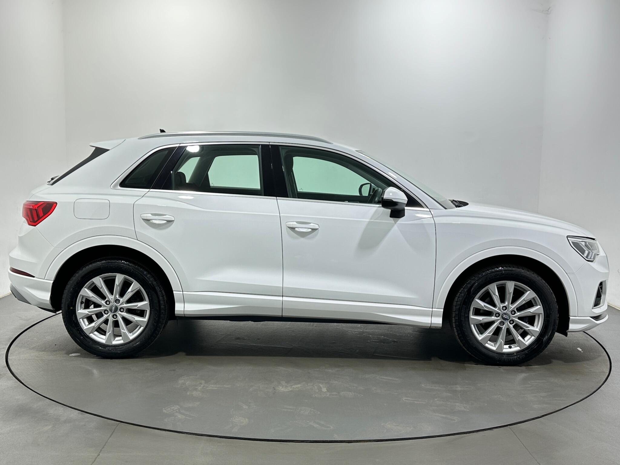 Audi Q3 view 9