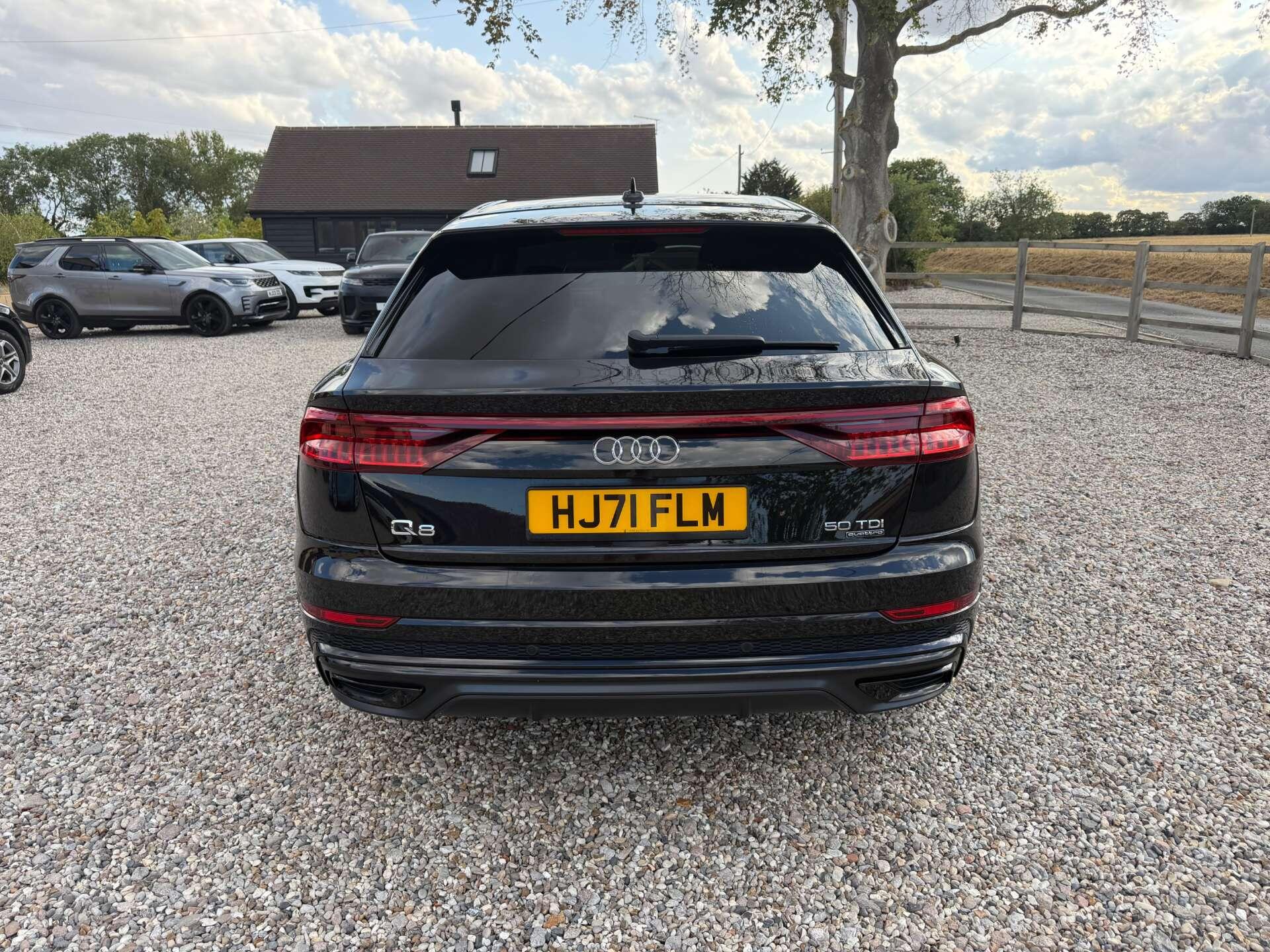 Audi Q8 view 7