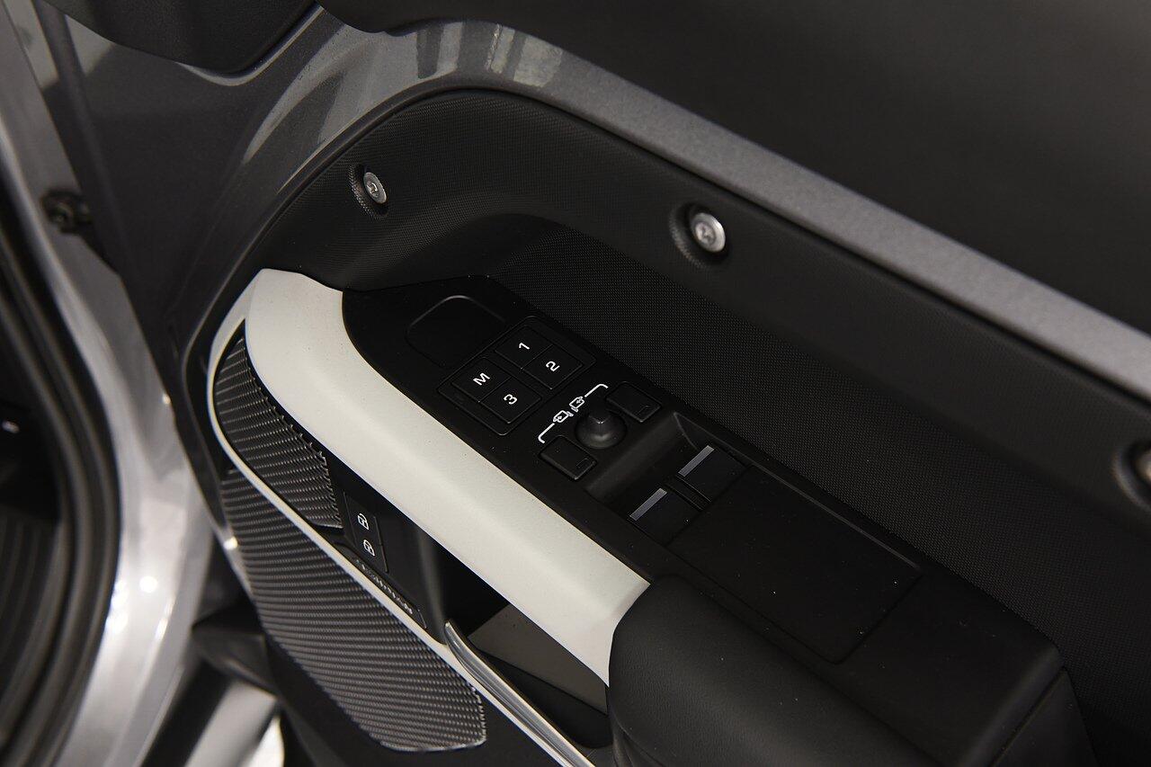 Land Rover Defender view 27