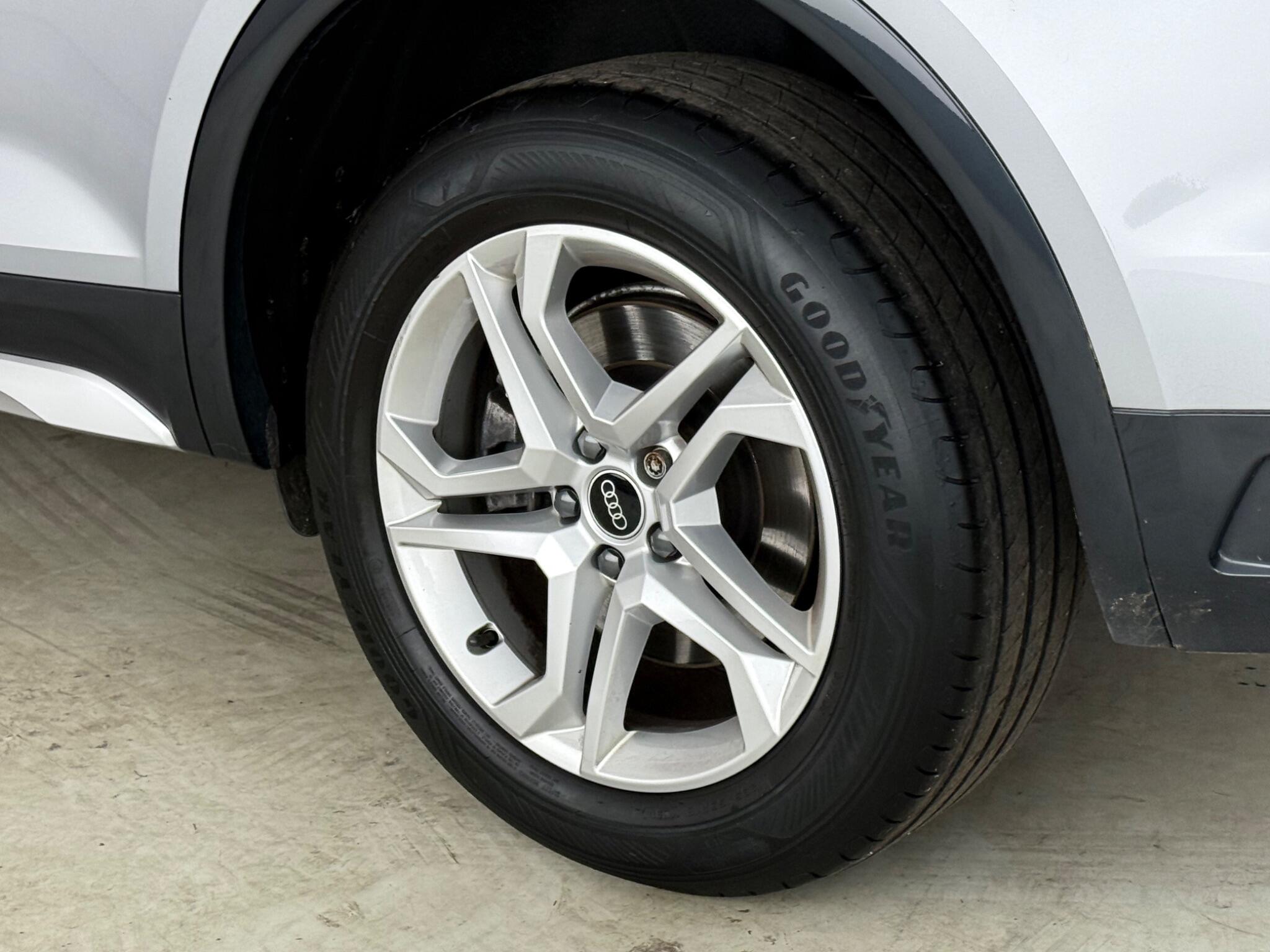 Audi Q5 view 10