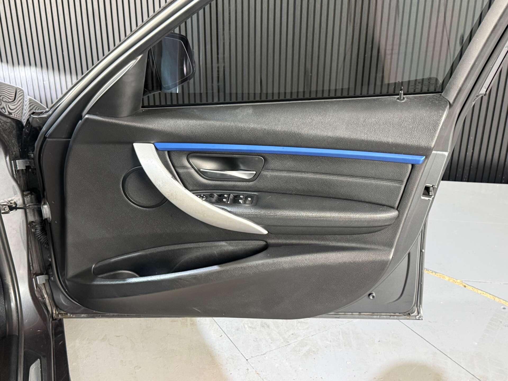 BMW 3 Series view 24