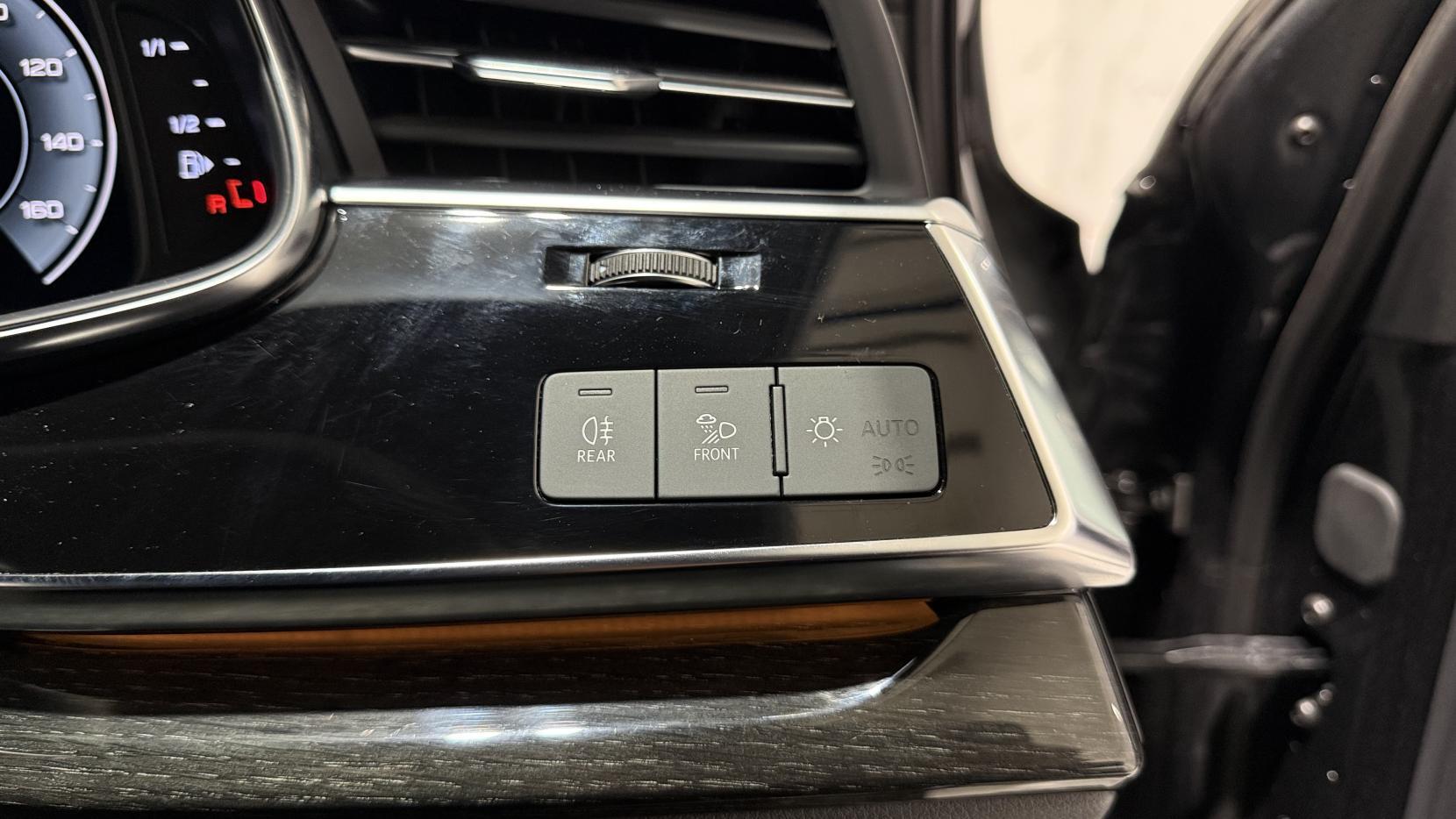 Audi Q7 view 32