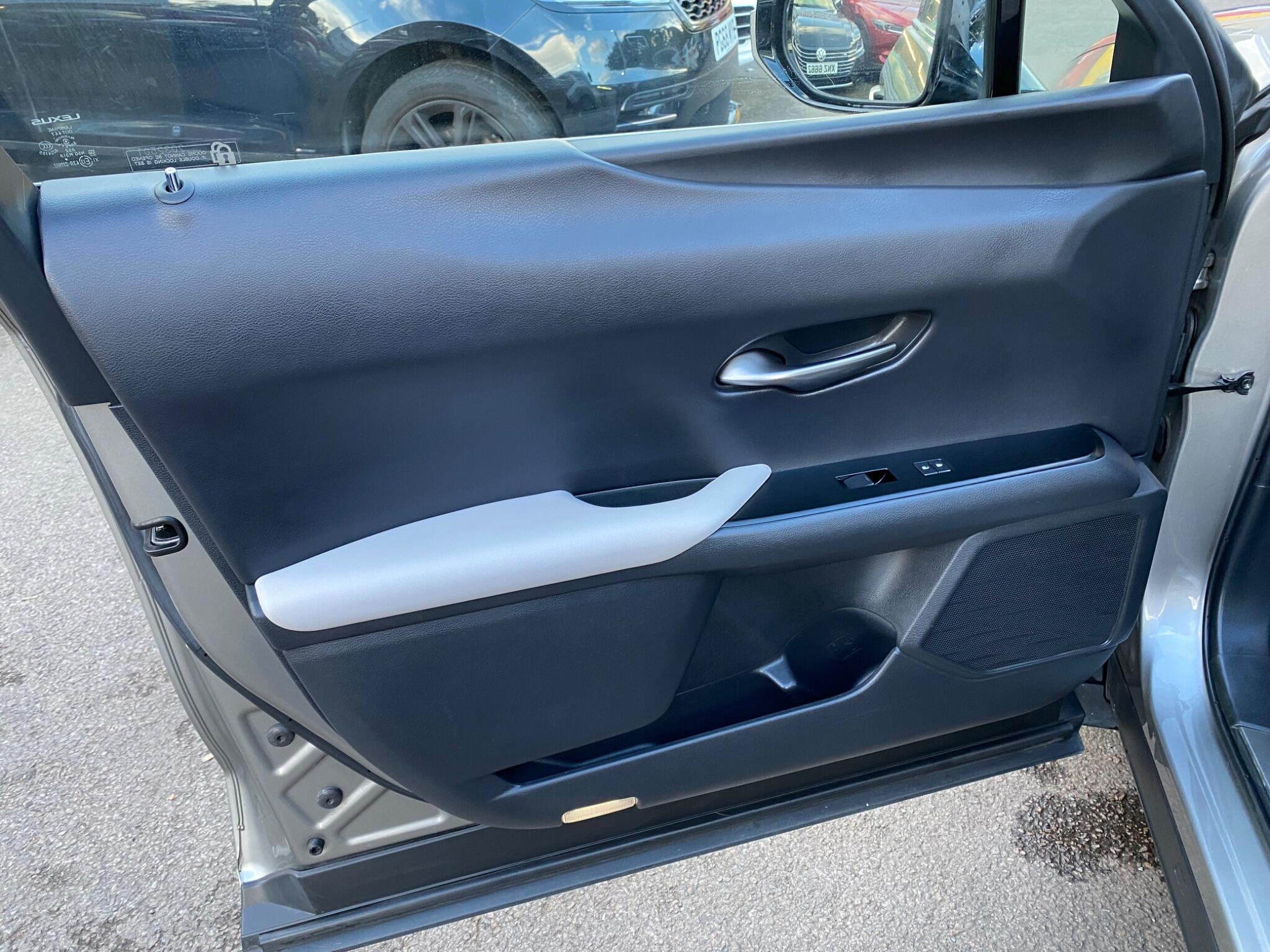 Lexus Ux view 37